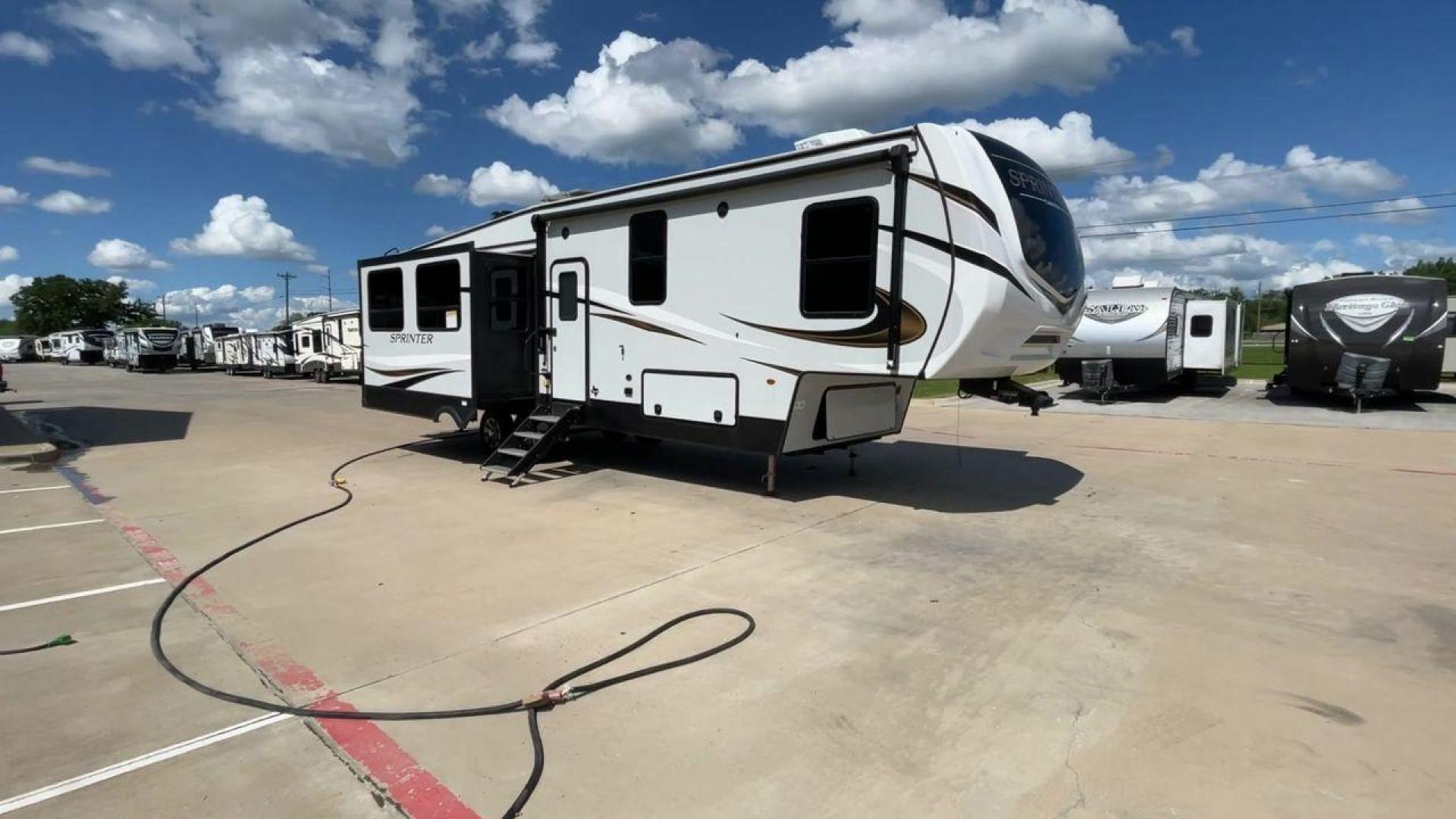 2022 KEYSTONE SPRINTER 3190RLS (4YDFSTR20N1) , located at 4319 N Main St, Cleburne, TX, 76033, (817) 678-5133, 32.385960, -97.391212 - Photo#3