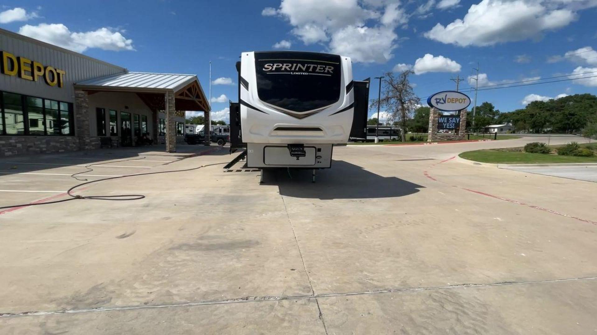 2022 KEYSTONE SPRINTER 3190RLS (4YDFSTR20N1) , located at 4319 N Main St, Cleburne, TX, 76033, (817) 678-5133, 32.385960, -97.391212 - Photo#4