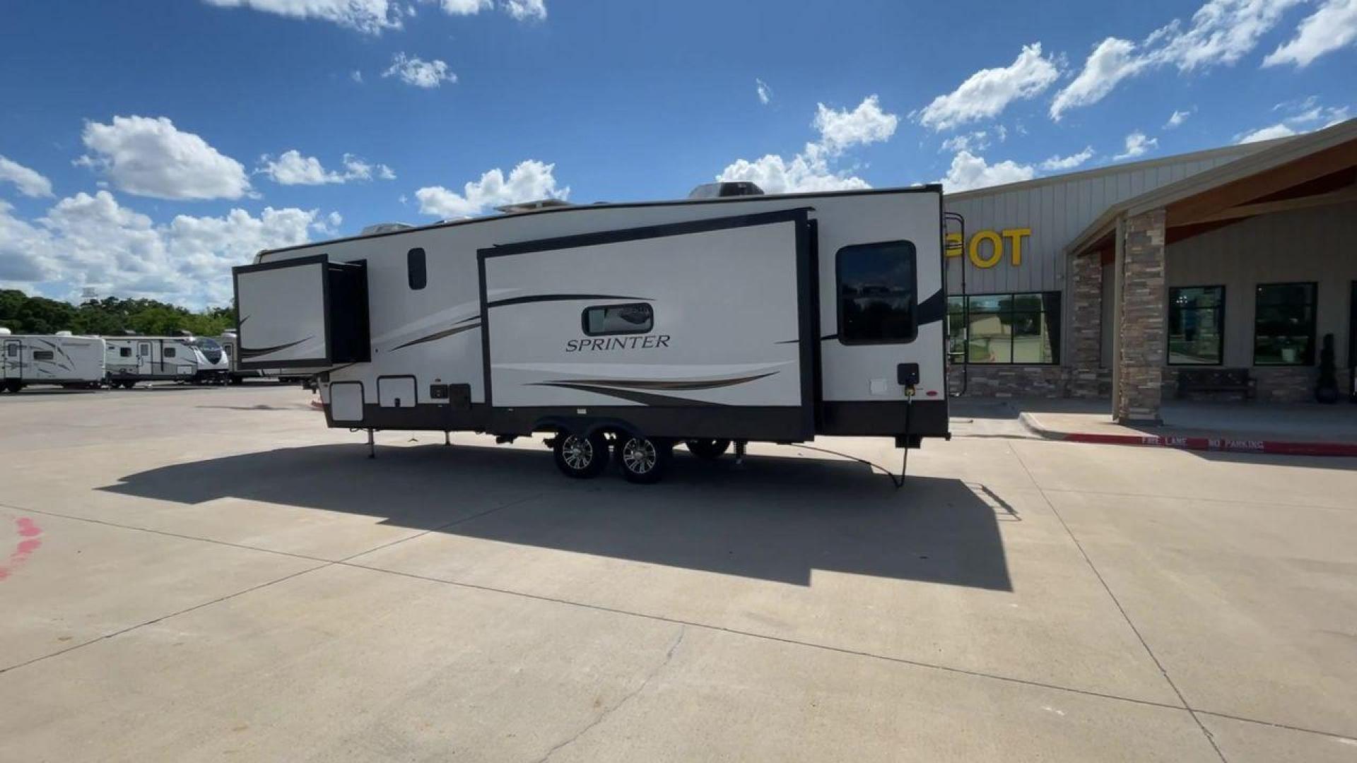 2022 KEYSTONE SPRINTER 3190RLS (4YDFSTR20N1) , located at 4319 N Main St, Cleburne, TX, 76033, (817) 678-5133, 32.385960, -97.391212 - Photo#7