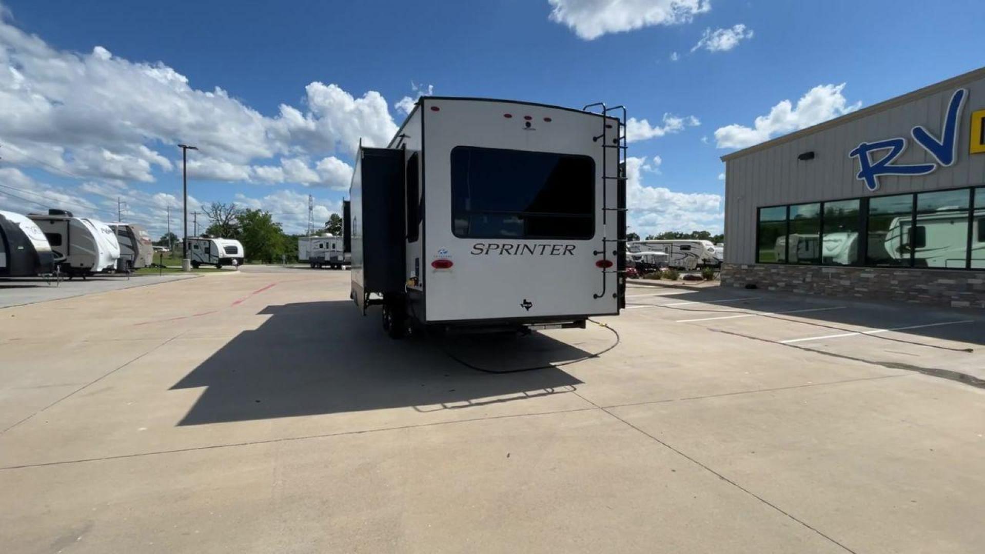 2022 KEYSTONE SPRINTER 3190RLS (4YDFSTR20N1) , located at 4319 N Main St, Cleburne, TX, 76033, (817) 678-5133, 32.385960, -97.391212 - Photo#8