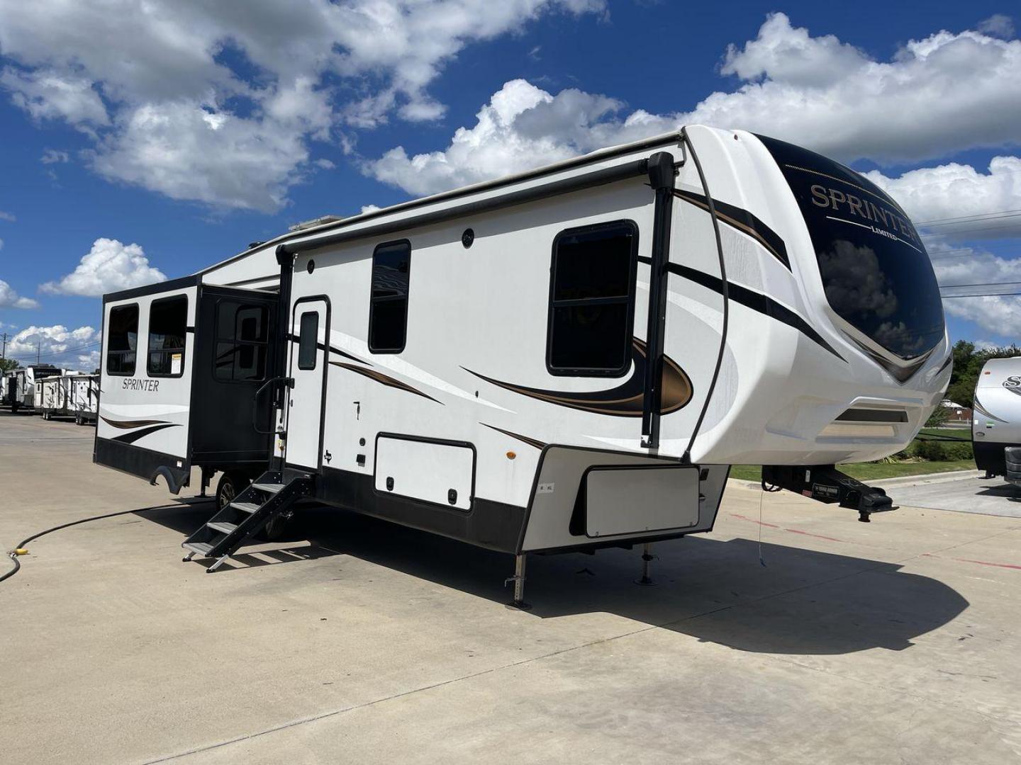 2022 KEYSTONE SPRINTER 3190RLS (4YDFSTR20N1) , located at 4319 N Main St, Cleburne, TX, 76033, (817) 678-5133, 32.385960, -97.391212 - Photo#22