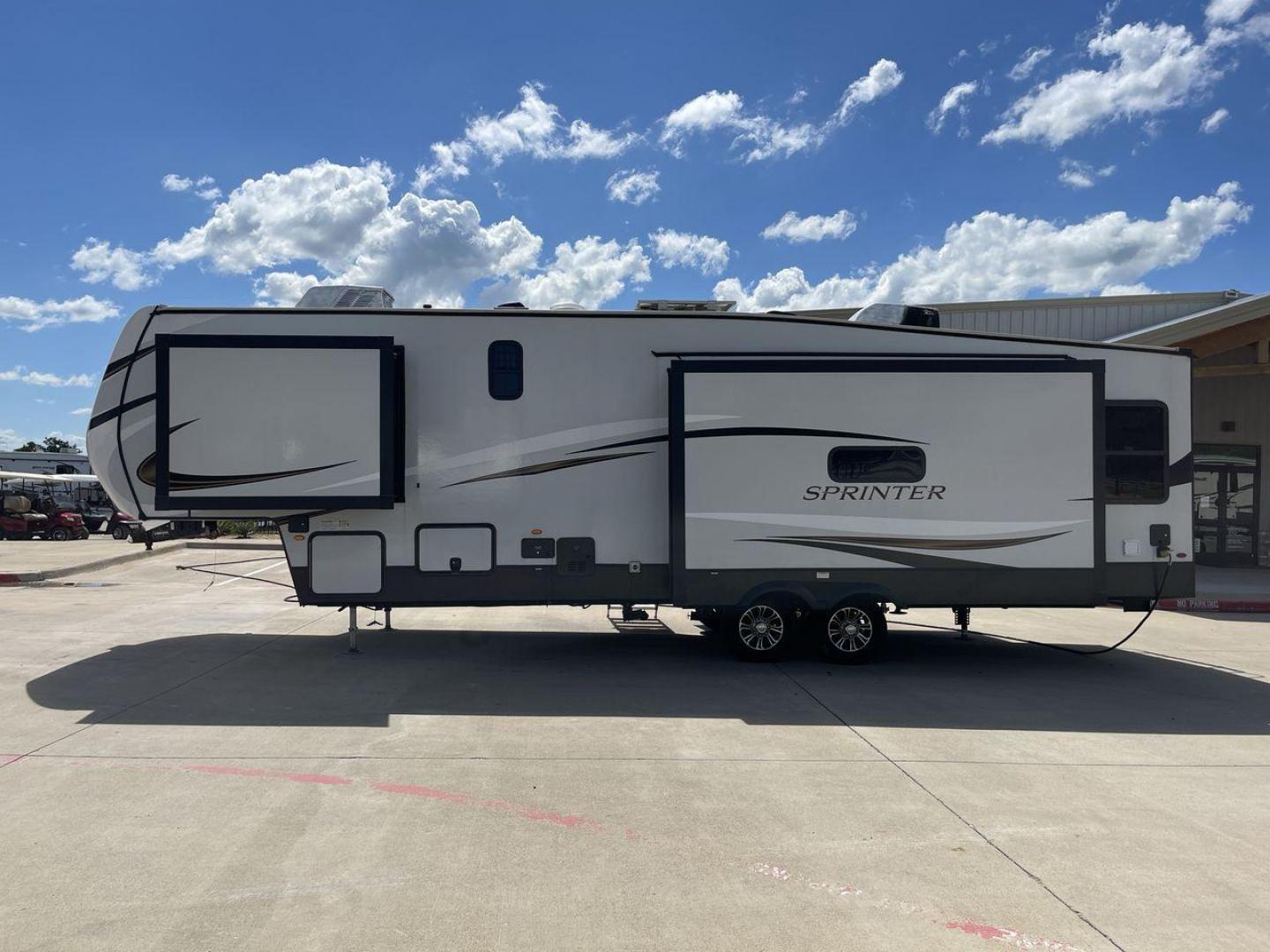 2022 KEYSTONE SPRINTER 3190RLS (4YDFSTR20N1) , located at 4319 N Main St, Cleburne, TX, 76033, (817) 678-5133, 32.385960, -97.391212 - Photo#23