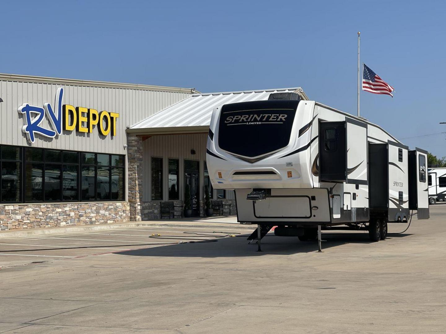 2022 KEYSTONE SPRINTER 3530DEN (4YDFSTS20N1) , Length: 39 ft. | Dry Weight: 10,912 lbs. | Gross Weight: 14,000 lbs. | Slides: 4 transmission, located at 4319 N Main St, Cleburne, TX, 76033, (817) 678-5133, 32.385960, -97.391212 - Photo#0