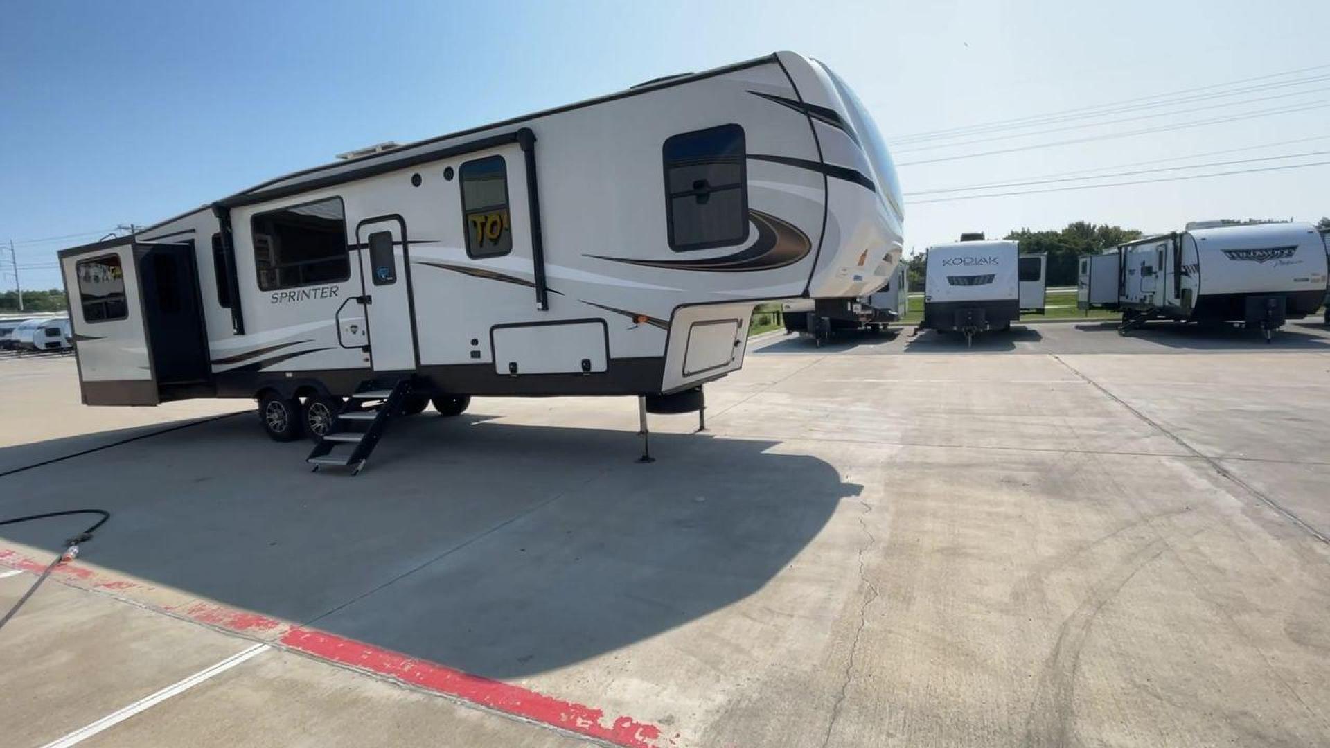 2022 KEYSTONE SPRINTER 3530DEN (4YDFSTS20N1) , Length: 39 ft. | Dry Weight: 10,912 lbs. | Gross Weight: 14,000 lbs. | Slides: 4 transmission, located at 4319 N Main St, Cleburne, TX, 76033, (817) 678-5133, 32.385960, -97.391212 - Photo#3