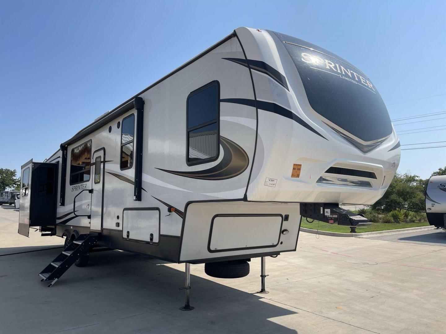 2022 KEYSTONE SPRINTER 3530DEN (4YDFSTS20N1) , Length: 39 ft. | Dry Weight: 10,912 lbs. | Gross Weight: 14,000 lbs. | Slides: 4 transmission, located at 4319 N Main St, Cleburne, TX, 76033, (817) 678-5133, 32.385960, -97.391212 - The 2022 Keystone Sprinter 3530DEN is an elegant and spacious fifth wheel, offering luxury and comfort for extended trips or full-time RV living. With a generous length of 39 feet, 4 slides, and a sophisticated interior design, this model is ideal for travelers who want a home away from home experie - Photo#23