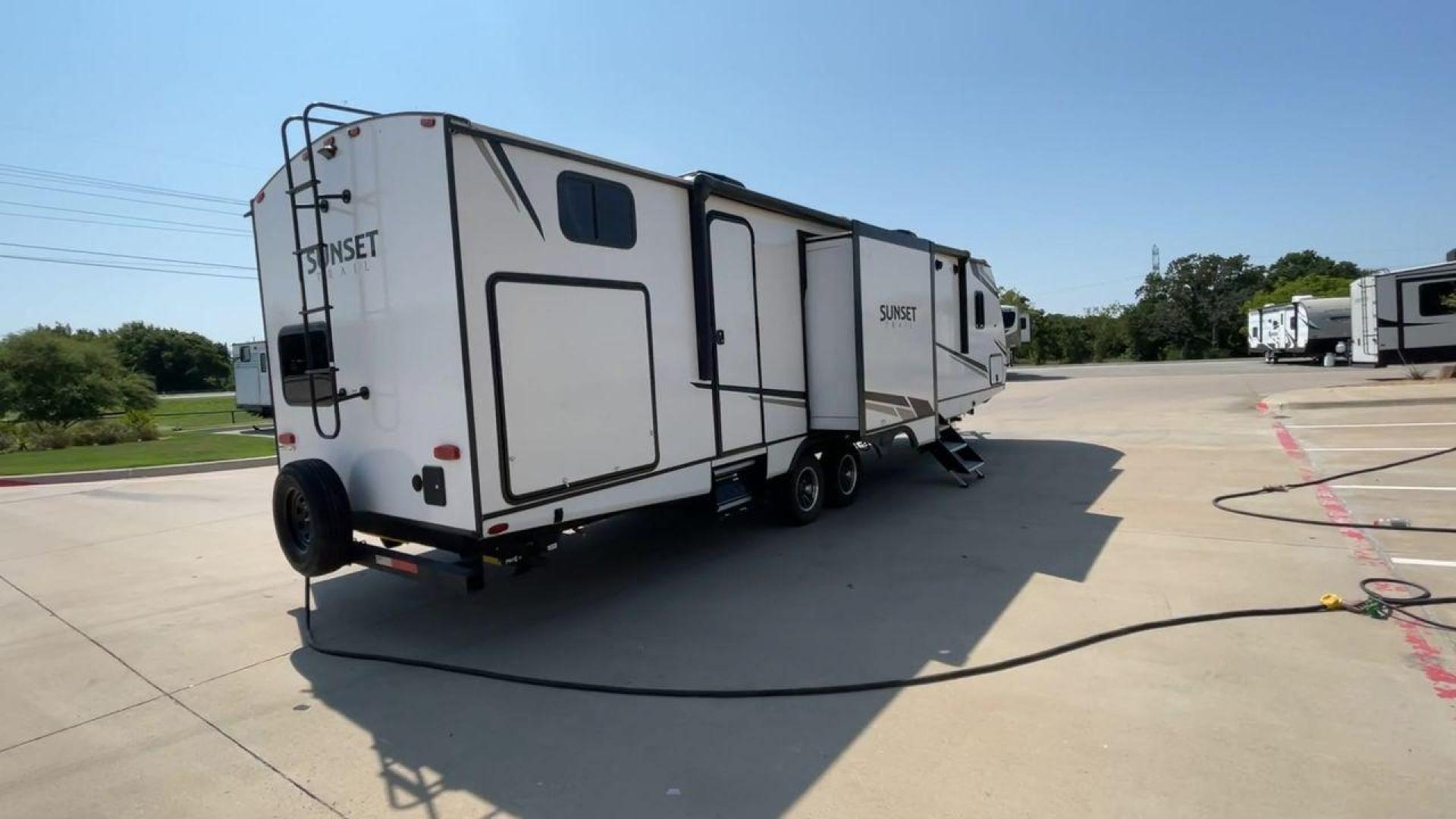 2022 KEYSTONE SUNSET TRAIL 331BH (4YDTSSR26N5) , Length: 37.5 ft. | Dry Weight: 7,671 lbs. | Gross Weight: 9,735 lbs. | Slides: 3 transmission, located at 4319 N Main St, Cleburne, TX, 76033, (817) 678-5133, 32.385960, -97.391212 - The 2022 Keystone Sunset Trail 331BH is a spacious and thoughtfully designed travel trailer. It is perfect for families seeking comfort on the road. With an overall length of 37.5 feet and a dry weight of 7,671 lbs, this trailer offers plenty of space without being overly heavy. The three slides ope - Photo#1