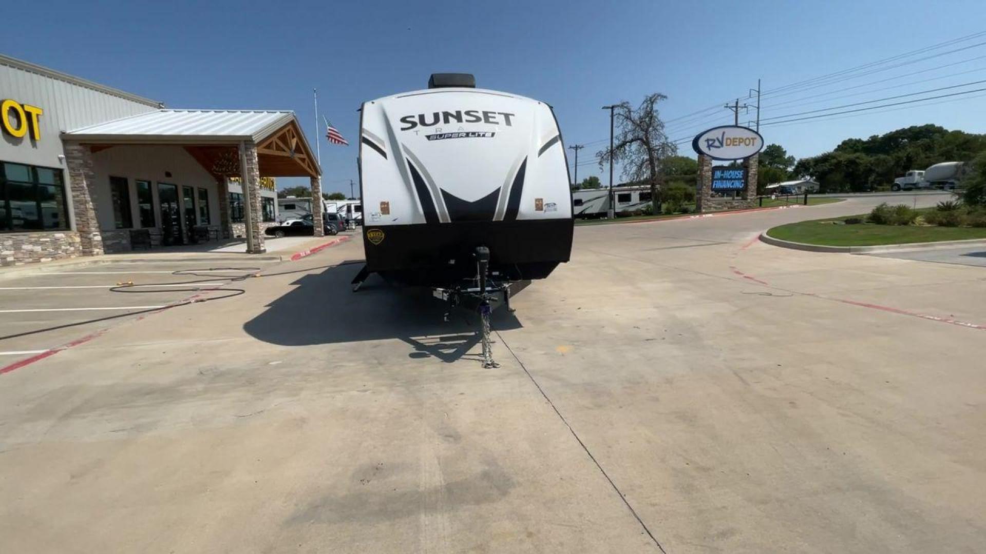 2022 KEYSTONE SUNSET TRAIL 331BH (4YDTSSR26N5) , Length: 37.5 ft. | Dry Weight: 7,671 lbs. | Gross Weight: 9,735 lbs. | Slides: 3 transmission, located at 4319 N Main St, Cleburne, TX, 76033, (817) 678-5133, 32.385960, -97.391212 - The 2022 Keystone Sunset Trail 331BH is a spacious and thoughtfully designed travel trailer. It is perfect for families seeking comfort on the road. With an overall length of 37.5 feet and a dry weight of 7,671 lbs, this trailer offers plenty of space without being overly heavy. The three slides ope - Photo#4