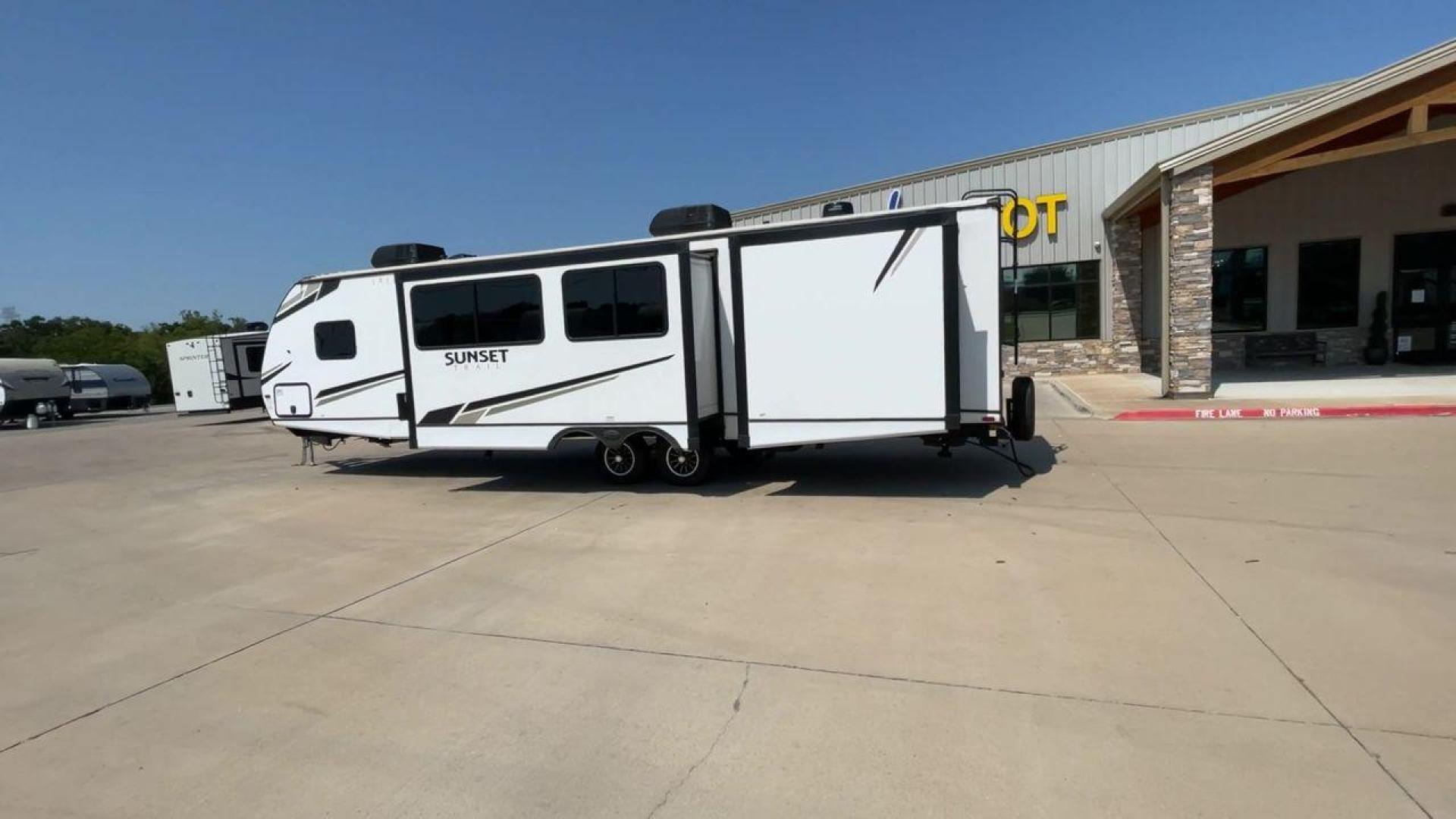 2022 KEYSTONE SUNSET TRAIL 331BH (4YDTSSR26N5) , Length: 37.5 ft. | Dry Weight: 7,671 lbs. | Gross Weight: 9,735 lbs. | Slides: 3 transmission, located at 4319 N Main St, Cleburne, TX, 76033, (817) 678-5133, 32.385960, -97.391212 - The 2022 Keystone Sunset Trail 331BH is a spacious and thoughtfully designed travel trailer. It is perfect for families seeking comfort on the road. With an overall length of 37.5 feet and a dry weight of 7,671 lbs, this trailer offers plenty of space without being overly heavy. The three slides ope - Photo#7