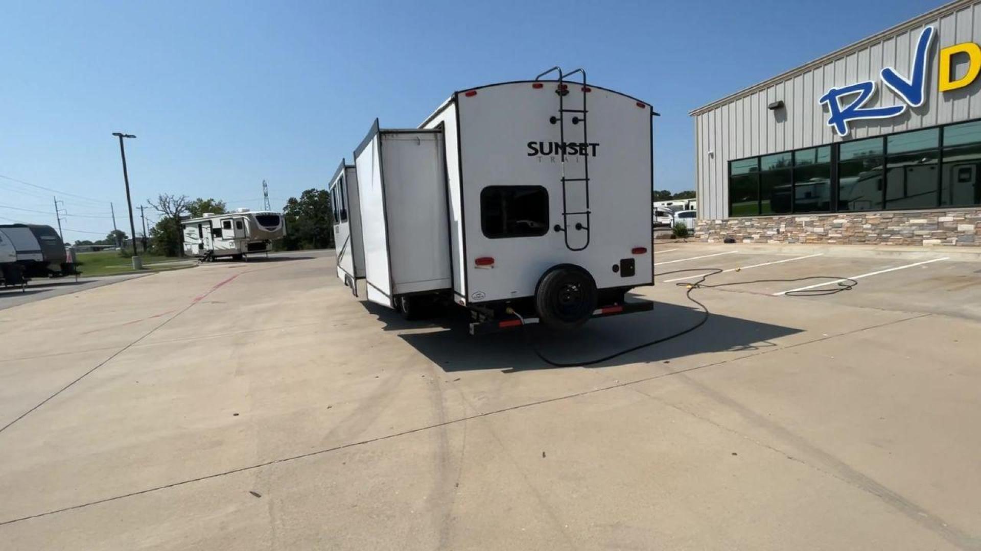 2022 KEYSTONE SUNSET TRAIL 331BH (4YDTSSR26N5) , Length: 37.5 ft. | Dry Weight: 7,671 lbs. | Gross Weight: 9,735 lbs. | Slides: 3 transmission, located at 4319 N Main St, Cleburne, TX, 76033, (817) 678-5133, 32.385960, -97.391212 - The 2022 Keystone Sunset Trail 331BH is a spacious and thoughtfully designed travel trailer. It is perfect for families seeking comfort on the road. With an overall length of 37.5 feet and a dry weight of 7,671 lbs, this trailer offers plenty of space without being overly heavy. The three slides ope - Photo#8