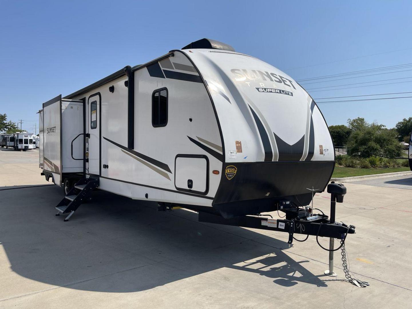 2022 KEYSTONE SUNSET TRAIL 331BH (4YDTSSR26N5) , Length: 37.5 ft. | Dry Weight: 7,671 lbs. | Gross Weight: 9,735 lbs. | Slides: 3 transmission, located at 4319 N Main St, Cleburne, TX, 76033, (817) 678-5133, 32.385960, -97.391212 - The 2022 Keystone Sunset Trail 331BH is a spacious and thoughtfully designed travel trailer. It is perfect for families seeking comfort on the road. With an overall length of 37.5 feet and a dry weight of 7,671 lbs, this trailer offers plenty of space without being overly heavy. The three slides ope - Photo#23