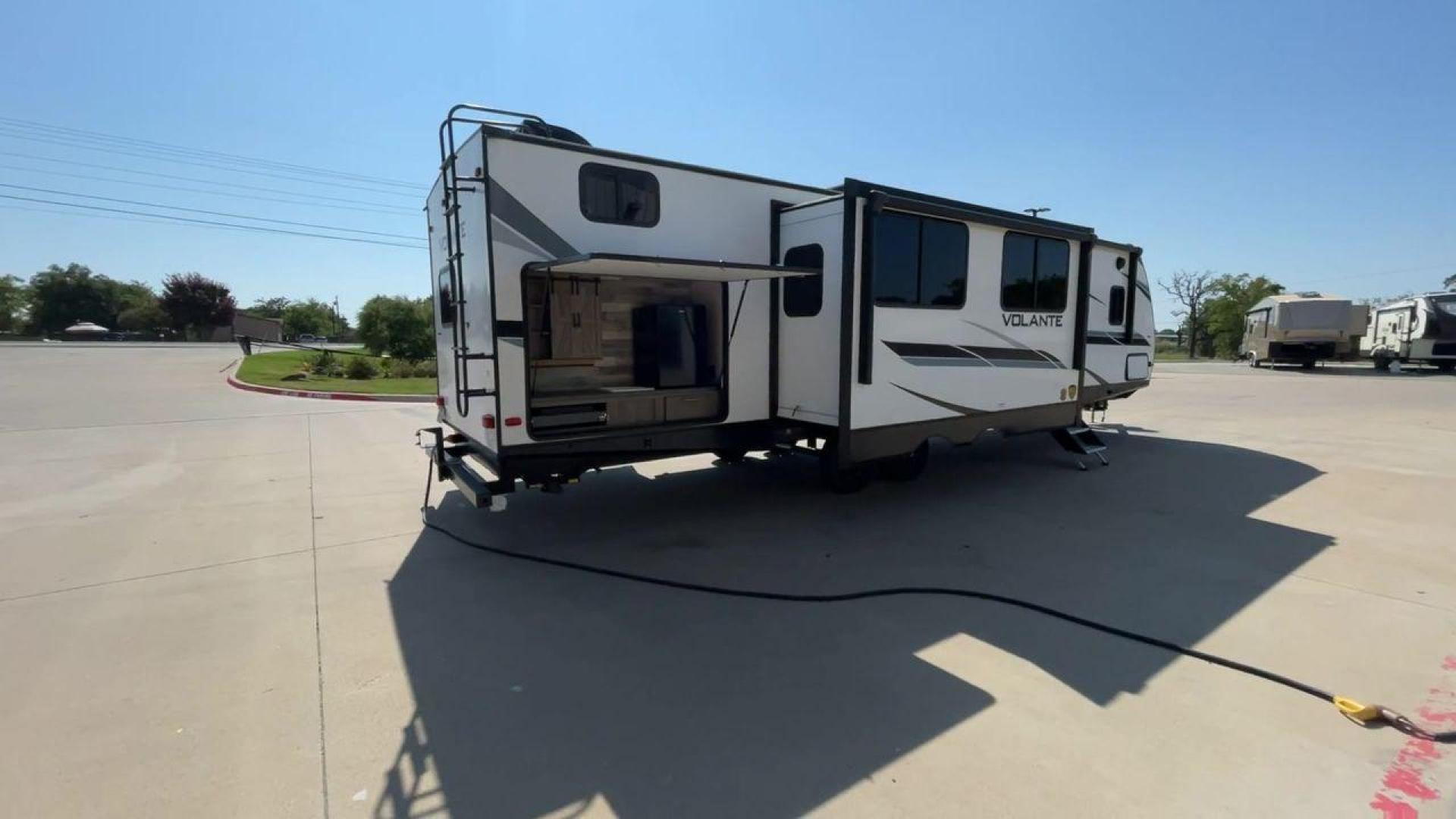 2022 KEYSTONE VOLANTE 33DB (4YDTVLS22N6) , Length: 38 ft | Slides: 38 transmission, located at 4319 N Main St, Cleburne, TX, 76033, (817) 678-5133, 32.385960, -97.391212 - Photo#1