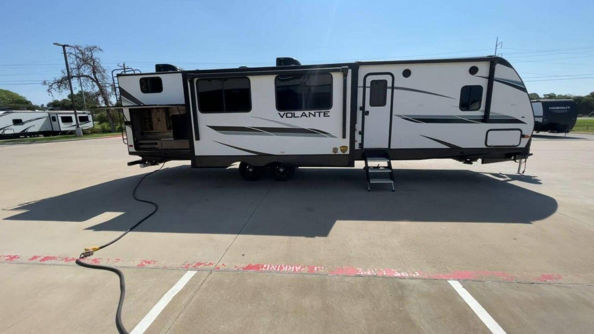 2022 KEYSTONE VOLANTE 33DB (4YDTVLS22N6) , Length: 38 ft | Slides: 38 transmission, located at 4319 N Main St, Cleburne, TX, 76033, (817) 678-5133, 32.385960, -97.391212 - Photo#2