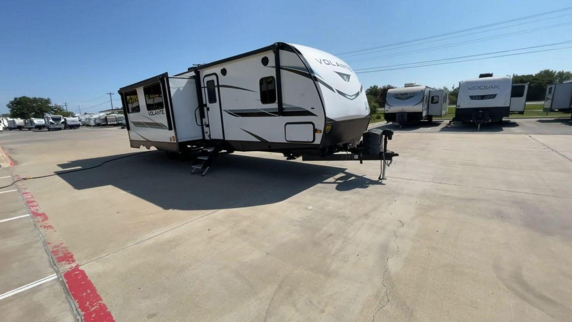 2022 KEYSTONE VOLANTE 33DB (4YDTVLS22N6) , Length: 38 ft | Slides: 38 transmission, located at 4319 N Main St, Cleburne, TX, 76033, (817) 678-5133, 32.385960, -97.391212 - Photo#3