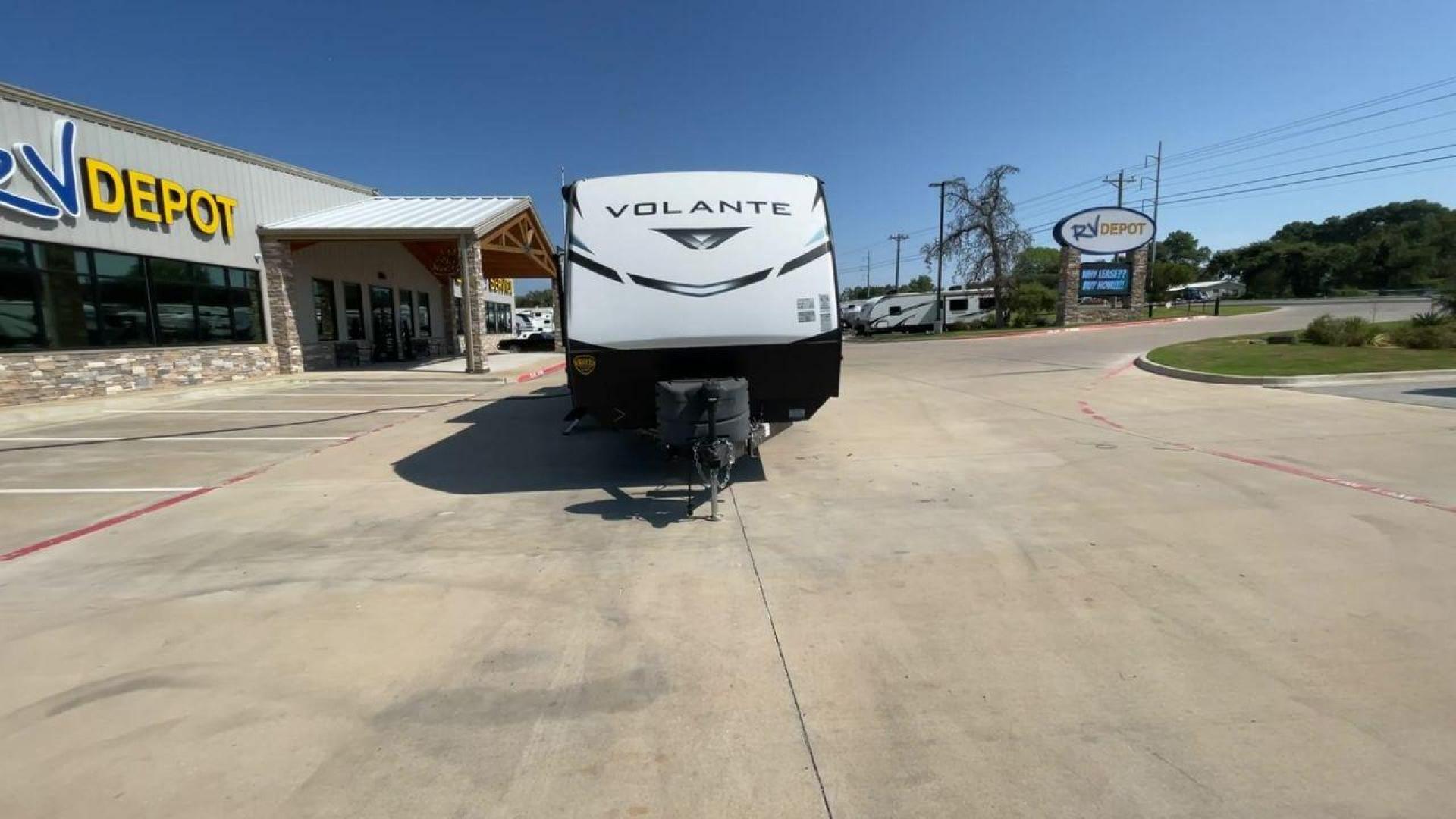 2022 KEYSTONE VOLANTE 33DB (4YDTVLS22N6) , Length: 38 ft | Slides: 38 transmission, located at 4319 N Main St, Cleburne, TX, 76033, (817) 678-5133, 32.385960, -97.391212 - Photo#4