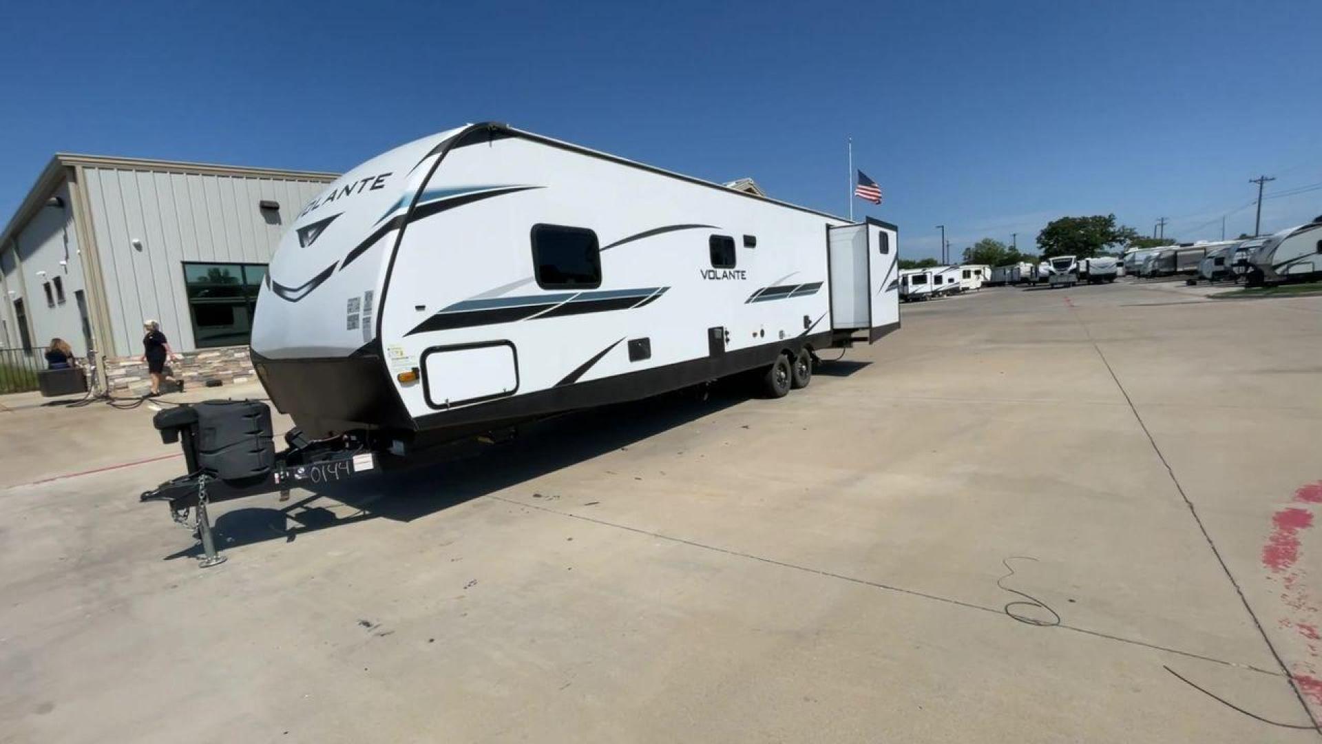 2022 KEYSTONE VOLANTE 33DB (4YDTVLS22N6) , Length: 38 ft | Slides: 38 transmission, located at 4319 N Main St, Cleburne, TX, 76033, (817) 678-5133, 32.385960, -97.391212 - Photo#5