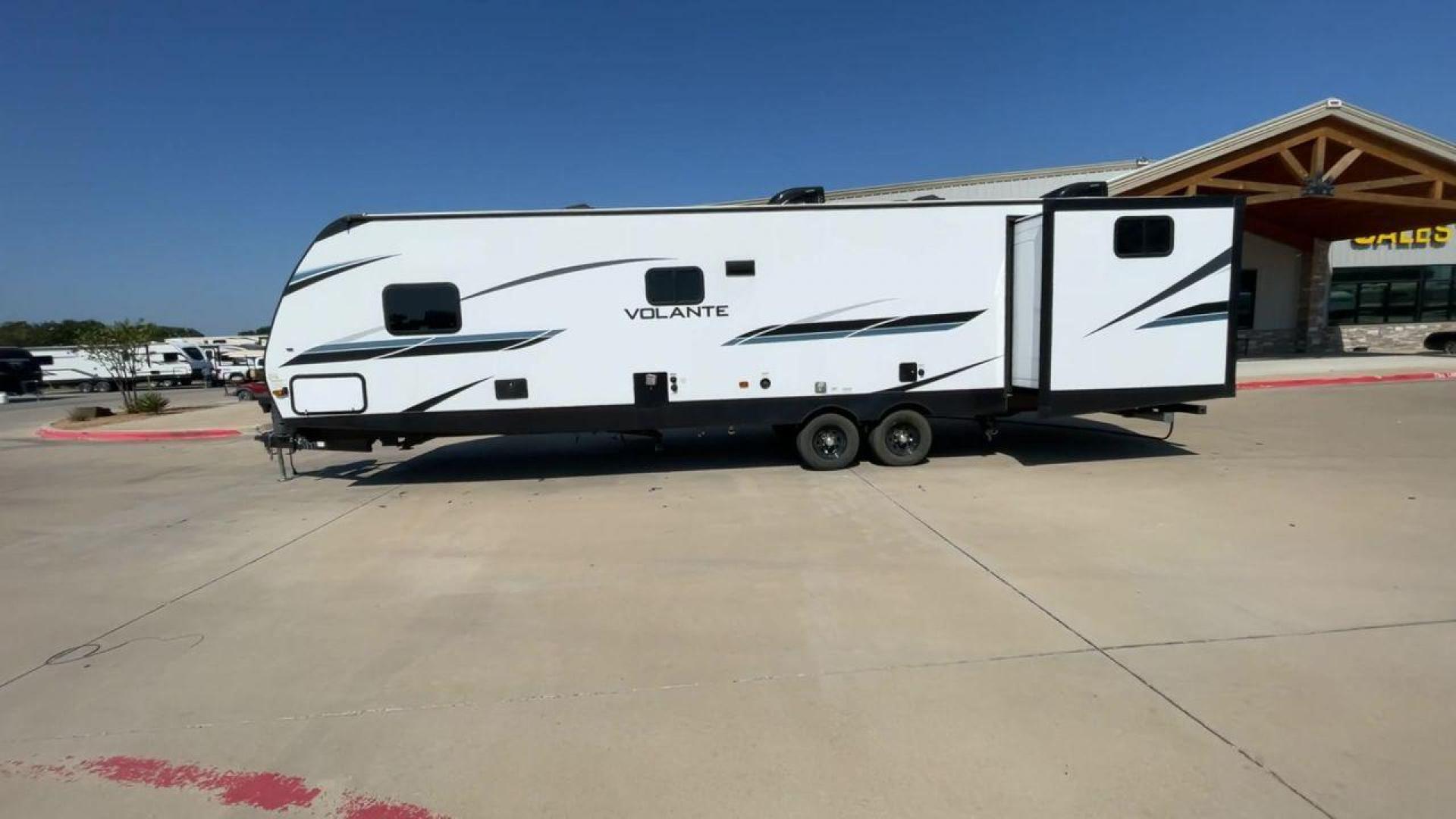 2022 KEYSTONE VOLANTE 33DB (4YDTVLS22N6) , Length: 38 ft | Slides: 38 transmission, located at 4319 N Main St, Cleburne, TX, 76033, (817) 678-5133, 32.385960, -97.391212 - Photo#6