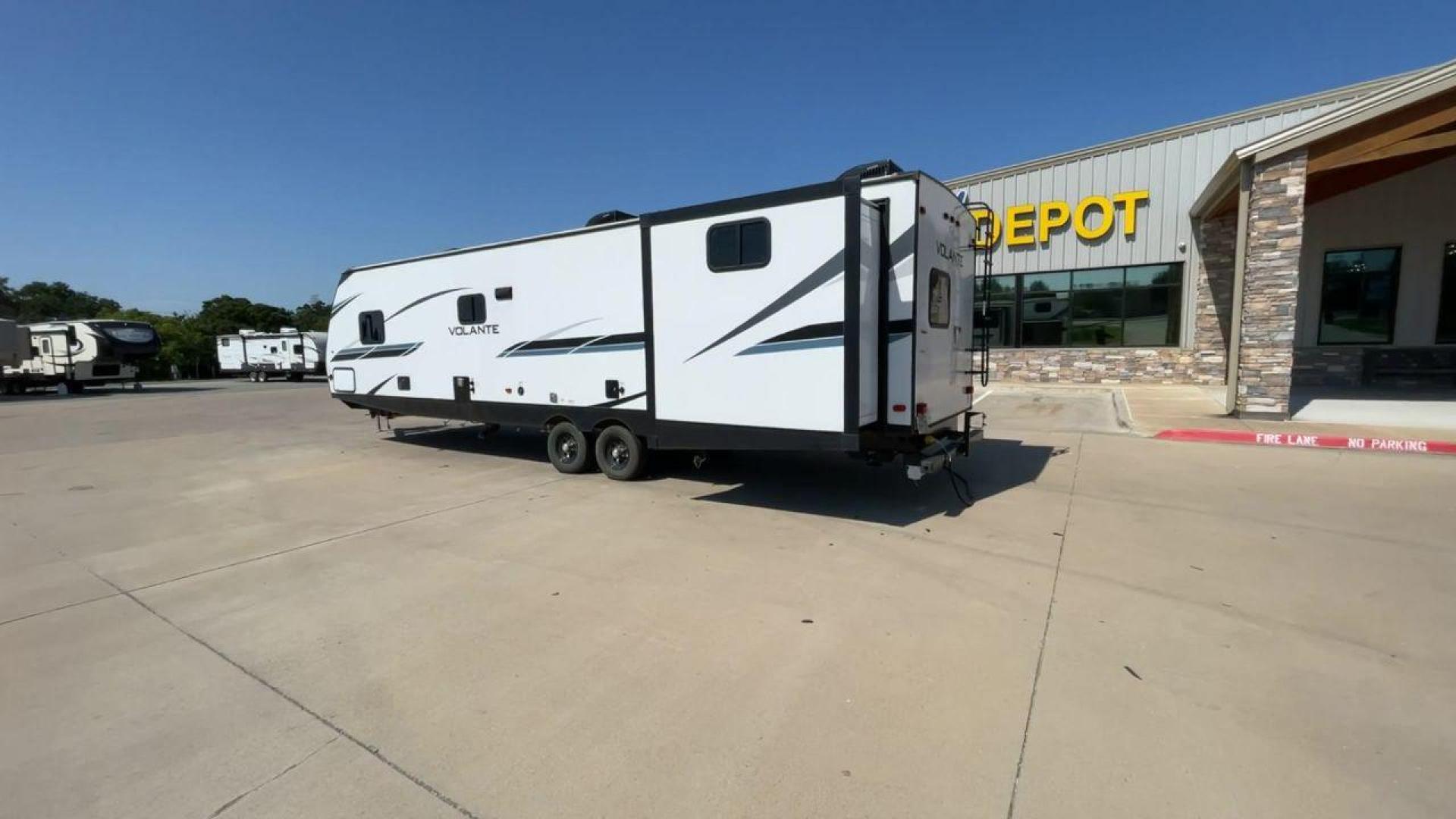 2022 KEYSTONE VOLANTE 33DB (4YDTVLS22N6) , Length: 38 ft | Slides: 38 transmission, located at 4319 N Main St, Cleburne, TX, 76033, (817) 678-5133, 32.385960, -97.391212 - Photo#7