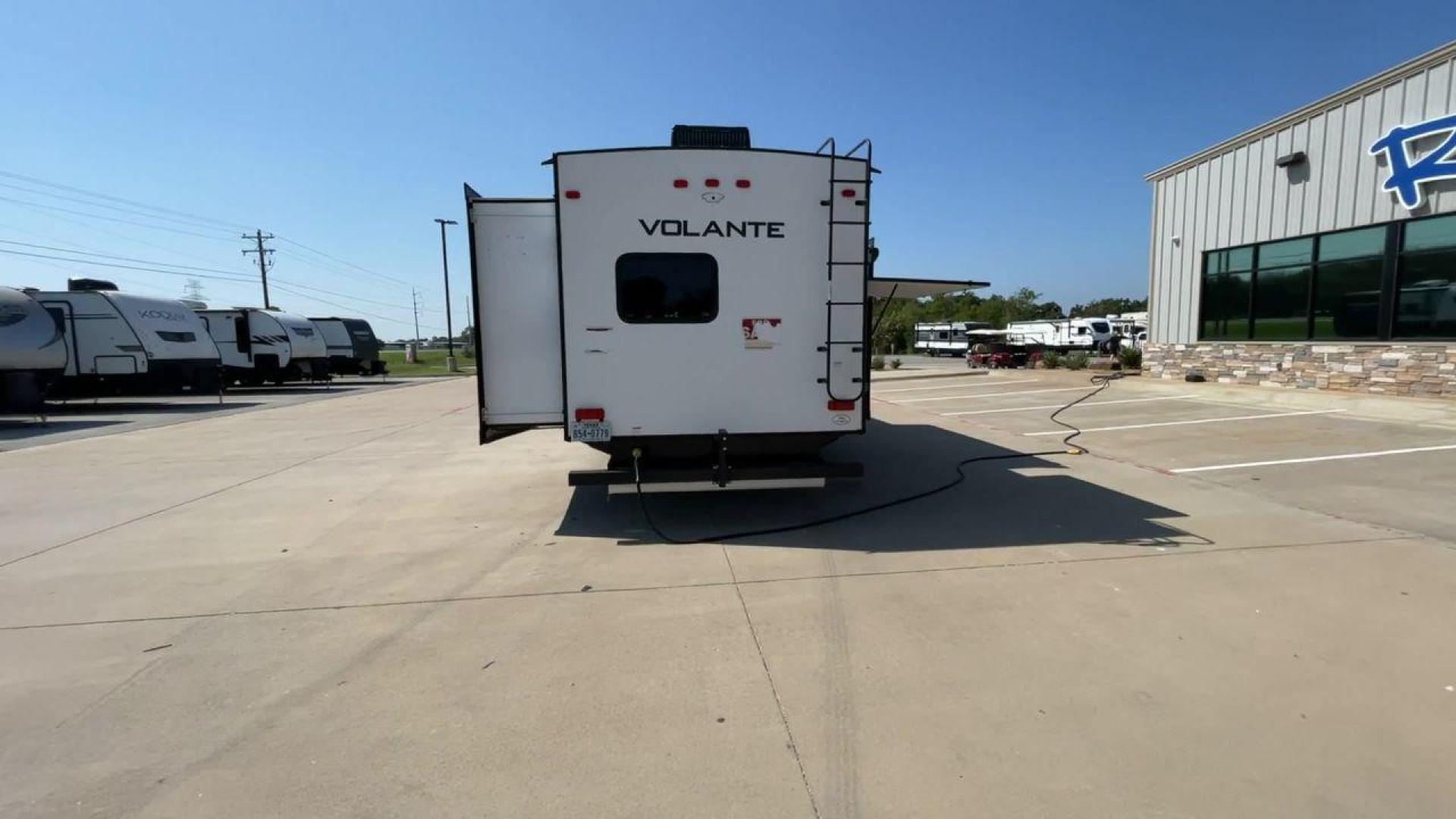 2022 KEYSTONE VOLANTE 33DB (4YDTVLS22N6) , Length: 38 ft | Slides: 38 transmission, located at 4319 N Main St, Cleburne, TX, 76033, (817) 678-5133, 32.385960, -97.391212 - Photo#8