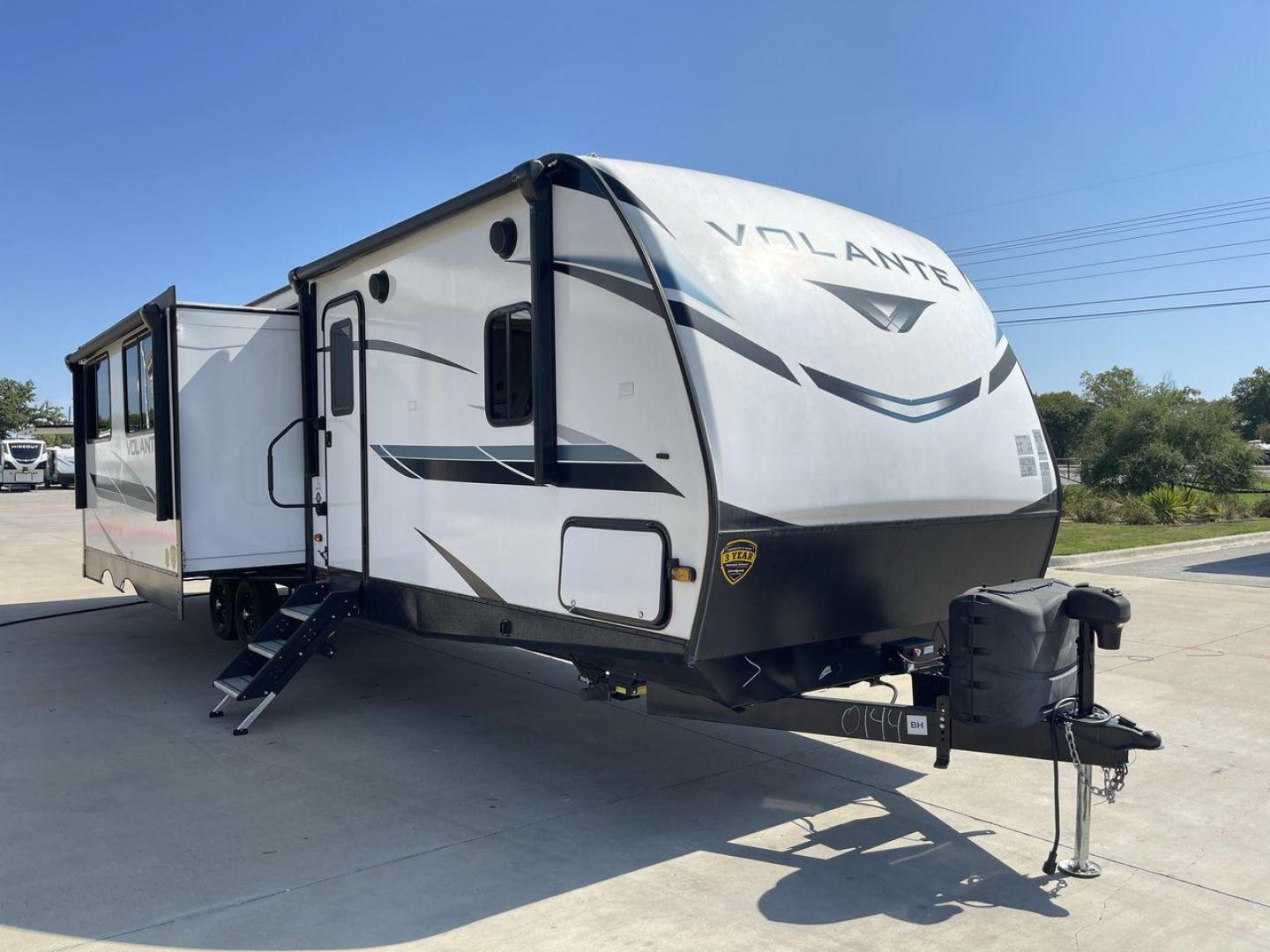 2022 KEYSTONE VOLANTE 33DB (4YDTVLS22N6) , Length: 38 ft | Slides: 38 transmission, located at 4319 N Main St, Cleburne, TX, 76033, (817) 678-5133, 32.385960, -97.391212 - Photo#22