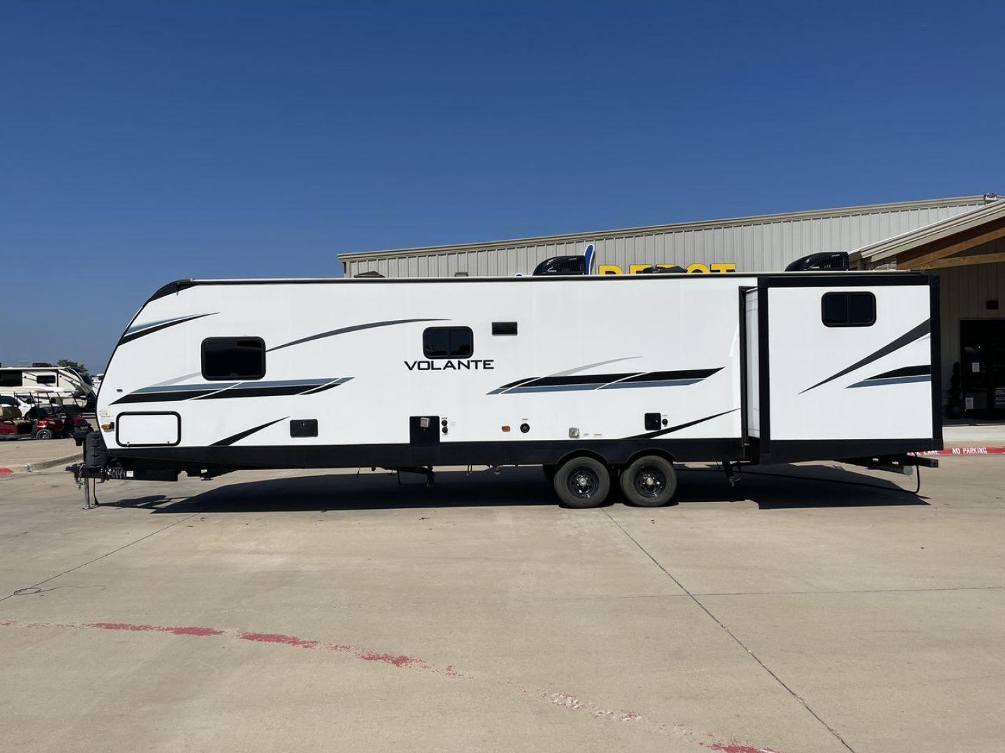 2022 KEYSTONE VOLANTE 33DB (4YDTVLS22N6) , Length: 38 ft | Slides: 38 transmission, located at 4319 N Main St, Cleburne, TX, 76033, (817) 678-5133, 32.385960, -97.391212 - Photo#23