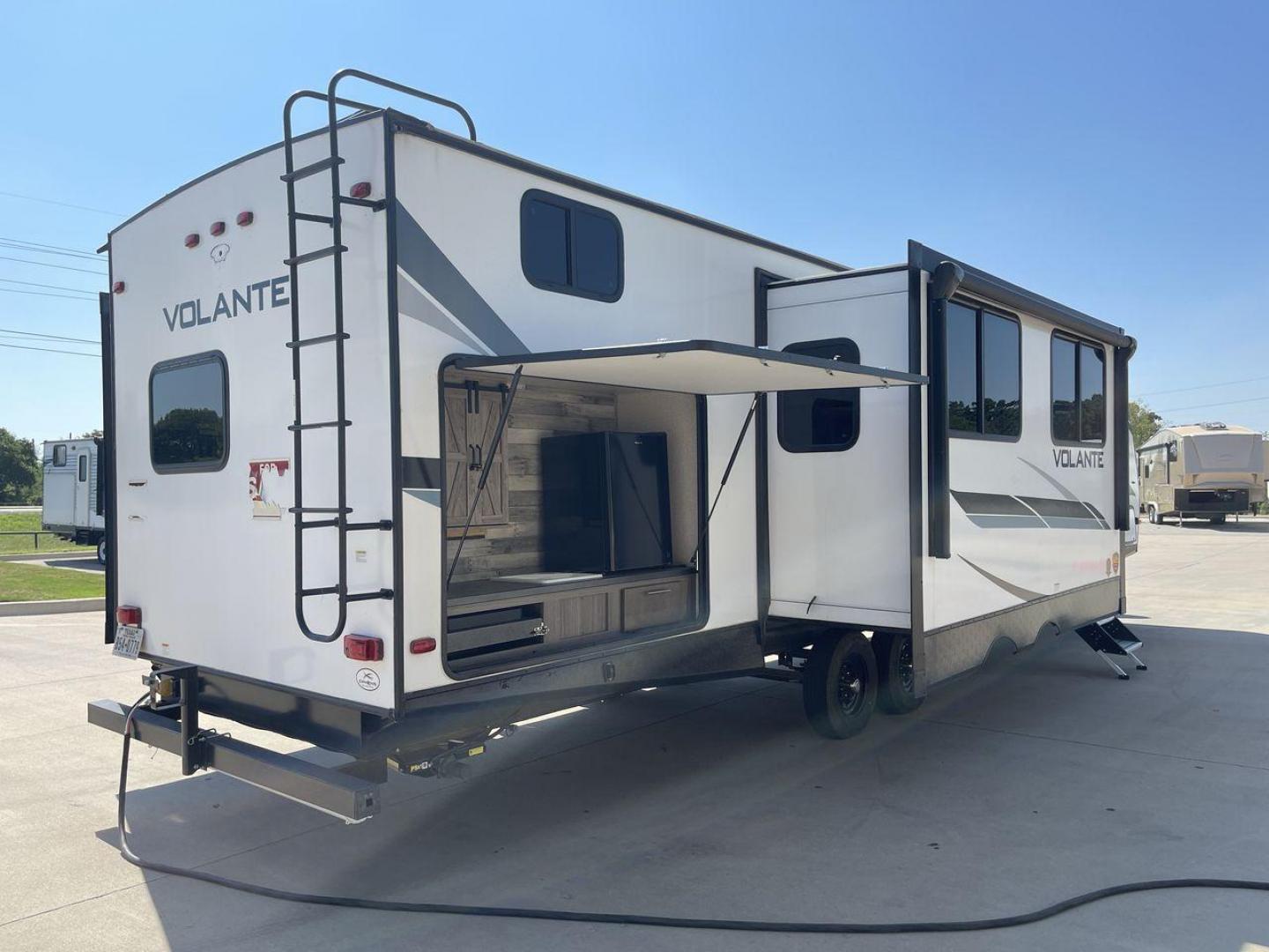 2022 KEYSTONE VOLANTE 33DB (4YDTVLS22N6) , Length: 38 ft | Slides: 38 transmission, located at 4319 N Main St, Cleburne, TX, 76033, (817) 678-5133, 32.385960, -97.391212 - Photo#24