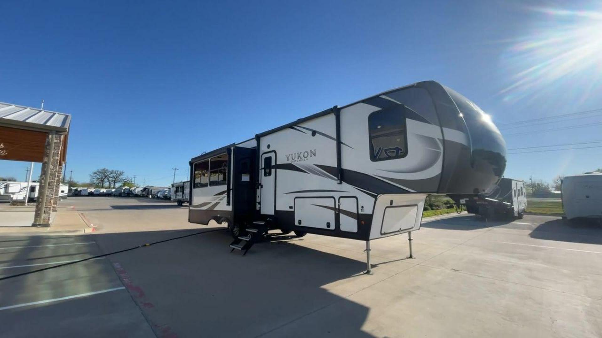 2022 KEYSTONE YUKON 320RL (4YDFYKR28NZ) , Length: 36.5 ft. | Dry Weight: 12,360 lbs. | Slides: 3 transmission, located at 4319 N Main St, Cleburne, TX, 76033, (817) 678-5133, 32.385960, -97.391212 - A high-end fifth wheel that blends elegance and practicality for an unmatched camping experience is the 2022 Keystone Yukon 320RL. This model provides generous living quarters while maintaining exceptional durability. It measures 36.5 feet in length and has a dry weight of 12,360 pounds. The Yukon 3 - Photo#2