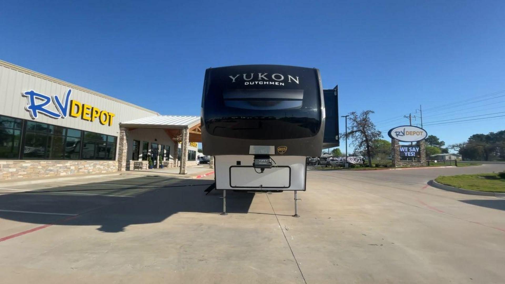 2022 KEYSTONE YUKON 320RL (4YDFYKR28NZ) , Length: 36.5 ft. | Dry Weight: 12,360 lbs. | Slides: 3 transmission, located at 4319 N Main St, Cleburne, TX, 76033, (817) 678-5133, 32.385960, -97.391212 - A high-end fifth wheel that blends elegance and practicality for an unmatched camping experience is the 2022 Keystone Yukon 320RL. This model provides generous living quarters while maintaining exceptional durability. It measures 36.5 feet in length and has a dry weight of 12,360 pounds. The Yukon 3 - Photo#3