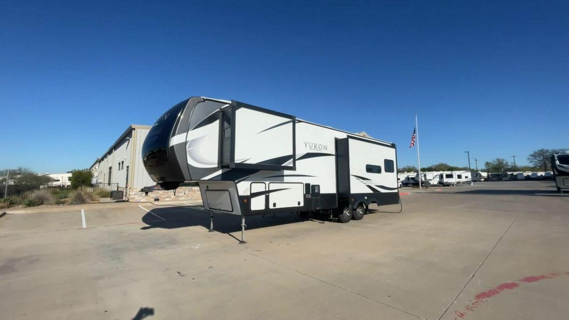 2022 KEYSTONE YUKON 320RL (4YDFYKR28NZ) , Length: 36.5 ft. | Dry Weight: 12,360 lbs. | Slides: 3 transmission, located at 4319 N Main St, Cleburne, TX, 76033, (817) 678-5133, 32.385960, -97.391212 - A high-end fifth wheel that blends elegance and practicality for an unmatched camping experience is the 2022 Keystone Yukon 320RL. This model provides generous living quarters while maintaining exceptional durability. It measures 36.5 feet in length and has a dry weight of 12,360 pounds. The Yukon 3 - Photo#4