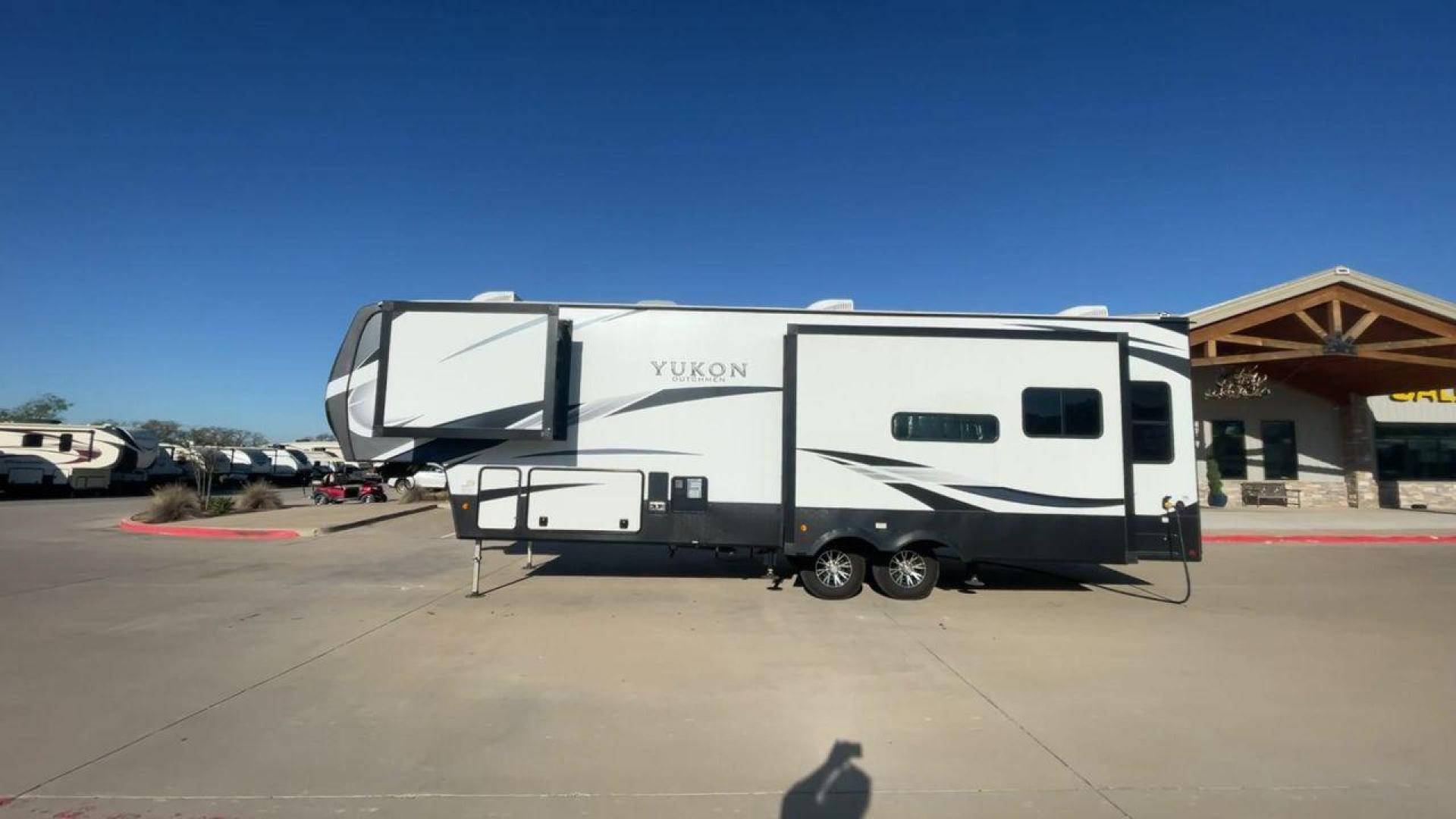 2022 KEYSTONE YUKON 320RL (4YDFYKR28NZ) , Length: 36.5 ft. | Dry Weight: 12,360 lbs. | Slides: 3 transmission, located at 4319 N Main St, Cleburne, TX, 76033, (817) 678-5133, 32.385960, -97.391212 - A high-end fifth wheel that blends elegance and practicality for an unmatched camping experience is the 2022 Keystone Yukon 320RL. This model provides generous living quarters while maintaining exceptional durability. It measures 36.5 feet in length and has a dry weight of 12,360 pounds. The Yukon 3 - Photo#5