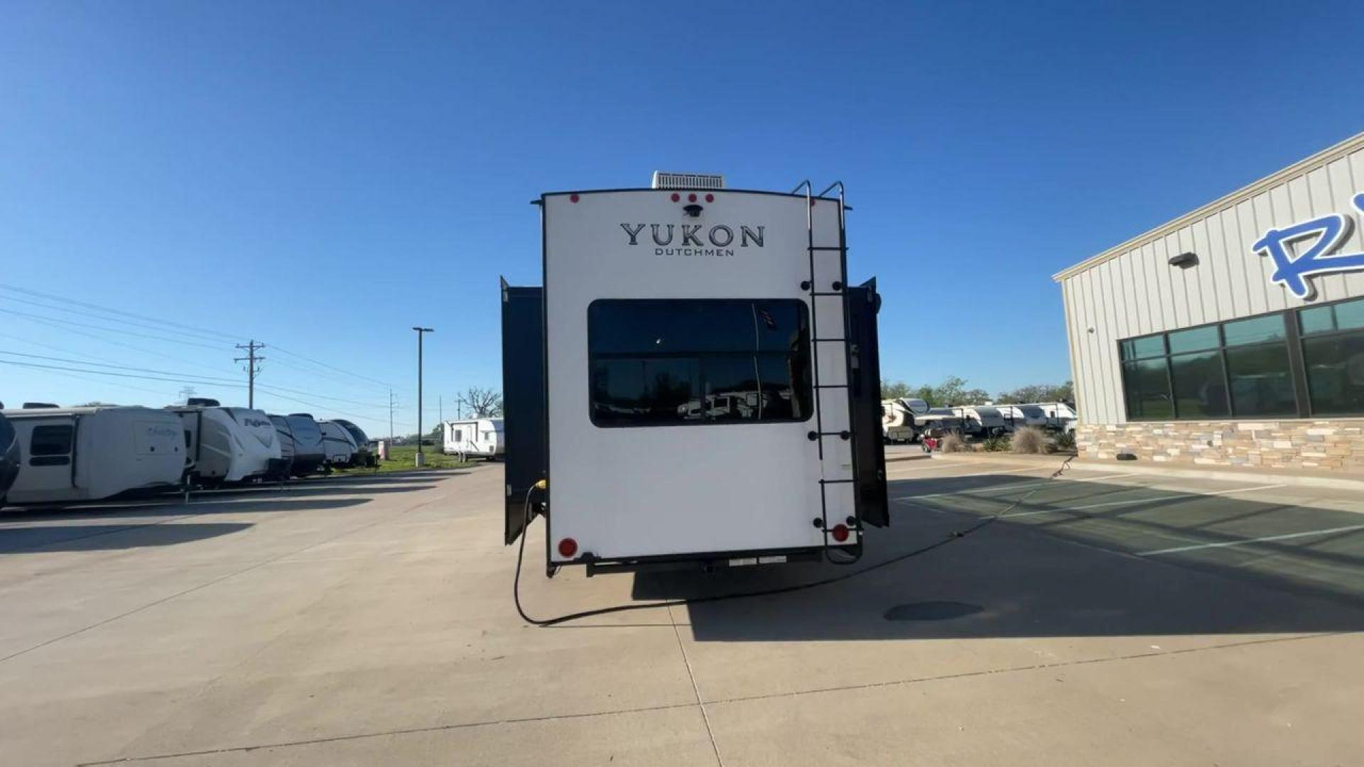 2022 KEYSTONE YUKON 320RL (4YDFYKR28NZ) , Length: 36.5 ft. | Dry Weight: 12,360 lbs. | Slides: 3 transmission, located at 4319 N Main St, Cleburne, TX, 76033, (817) 678-5133, 32.385960, -97.391212 - A high-end fifth wheel that blends elegance and practicality for an unmatched camping experience is the 2022 Keystone Yukon 320RL. This model provides generous living quarters while maintaining exceptional durability. It measures 36.5 feet in length and has a dry weight of 12,360 pounds. The Yukon 3 - Photo#7