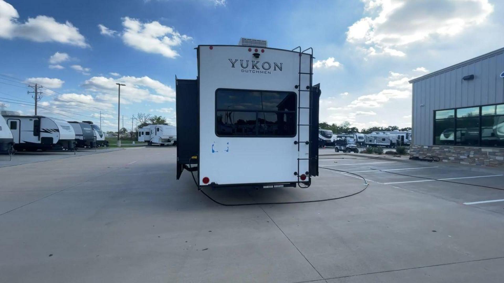 2022 KEYSTONE YUKON 320RL (4YDFYKR28NZ) , Length: 36.5 ft. | Dry Weight: 12,360 lbs. | Slides: 3 transmission, located at 4319 N Main St, Cleburne, TX, 76033, (817) 678-5133, 32.385960, -97.391212 - A high-end fifth wheel that blends elegance and practicality for an unmatched camping experience is the 2022 Keystone Yukon 320RL. This model provides generous living quarters while maintaining exceptional durability. It measures 36.5 feet in length and has a dry weight of 12,360 pounds. The Yukon 3 - Photo#8