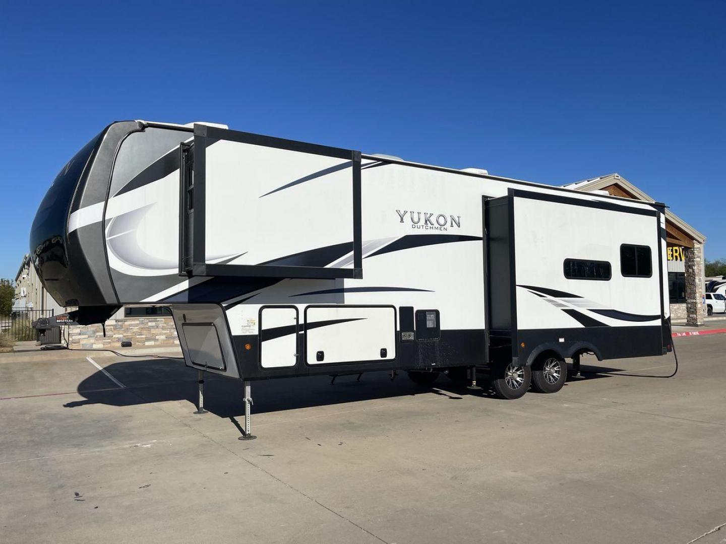 2022 KEYSTONE YUKON 320RL (4YDFYKR28NZ) , Length: 36.5 ft. | Dry Weight: 12,360 lbs. | Slides: 3 transmission, located at 4319 N Main St, Cleburne, TX, 76033, (817) 678-5133, 32.385960, -97.391212 - A high-end fifth wheel that blends elegance and practicality for an unmatched camping experience is the 2022 Keystone Yukon 320RL. This model provides generous living quarters while maintaining exceptional durability. It measures 36.5 feet in length and has a dry weight of 12,360 pounds. The Yukon 3 - Photo#23