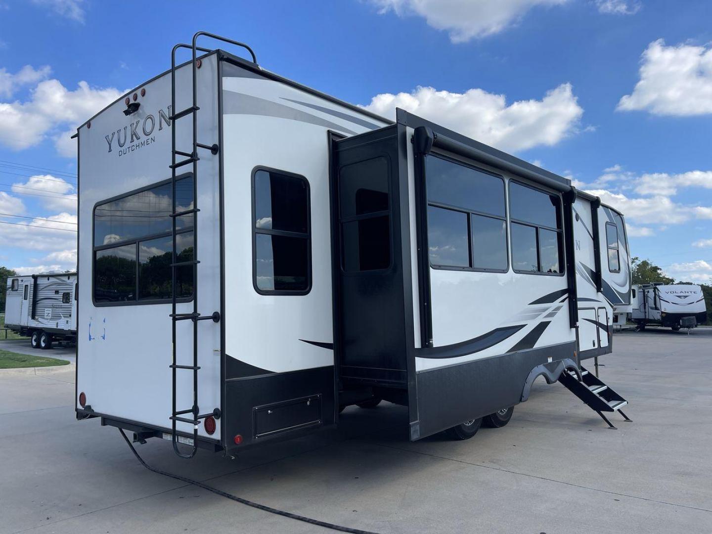 2022 KEYSTONE YUKON 320RL (4YDFYKR28NZ) , Length: 36.5 ft. | Dry Weight: 12,360 lbs. | Slides: 3 transmission, located at 4319 N Main St, Cleburne, TX, 76033, (817) 678-5133, 32.385960, -97.391212 - A high-end fifth wheel that blends elegance and practicality for an unmatched camping experience is the 2022 Keystone Yukon 320RL. This model provides generous living quarters while maintaining exceptional durability. It measures 36.5 feet in length and has a dry weight of 12,360 pounds. The Yukon 3 - Photo#24