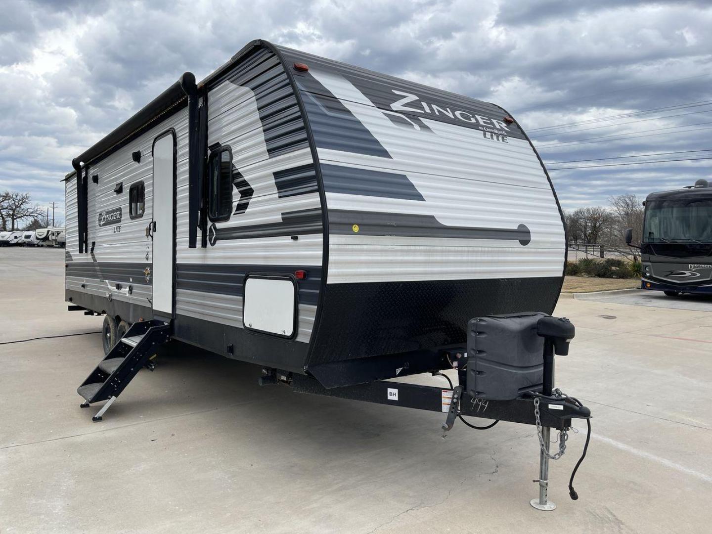 2022 KEYSTONE ZINGER 270BH (4YDTZRN2XNS) , Length: 31.92 ft. | Dry Weight: 6,132 lbs. | Slides: 1 transmission, located at 4319 N Main St, Cleburne, TX, 76033, (817) 678-5133, 32.385960, -97.391212 - The 2022 Keystone Zinger 270BH is a versatile and family-friendly travel trailer that offers a comfortable and spacious interior. As you enter the travel trailer, you will find yourself in the main living area, which features a large slide-out. This slide-out houses a booth dinette and a sofa. The b - Photo#22