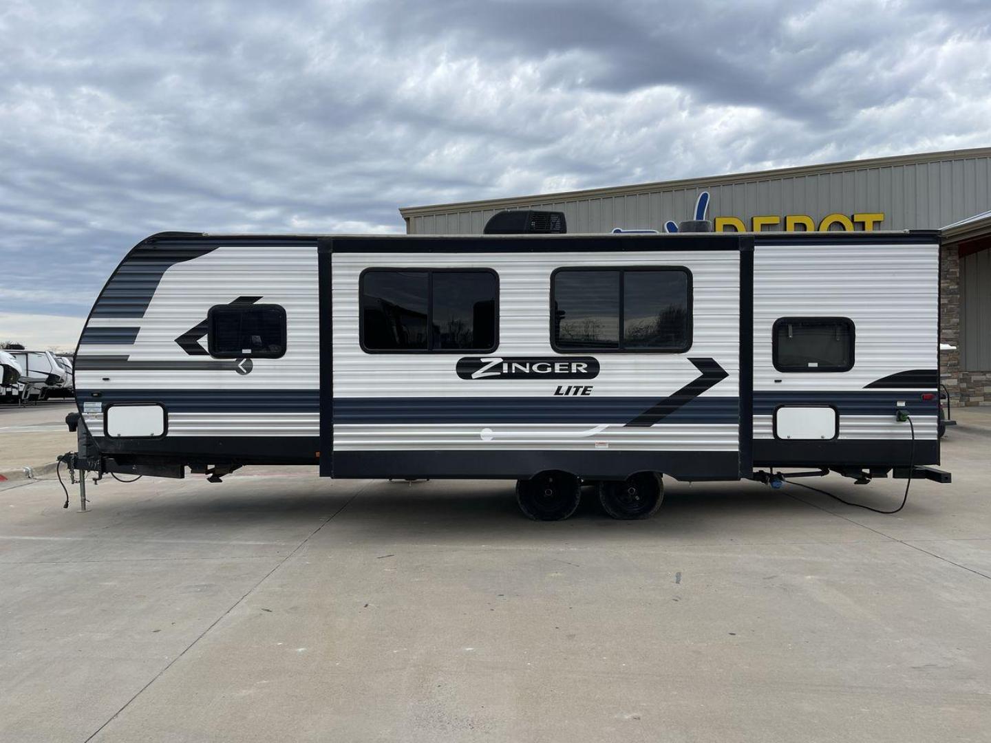 2022 KEYSTONE ZINGER 270BH (4YDTZRN2XNS) , Length: 31.92 ft. | Dry Weight: 6,132 lbs. | Slides: 1 transmission, located at 4319 N Main St, Cleburne, TX, 76033, (817) 678-5133, 32.385960, -97.391212 - The 2022 Keystone Zinger 270BH is a versatile and family-friendly travel trailer that offers a comfortable and spacious interior. As you enter the travel trailer, you will find yourself in the main living area, which features a large slide-out. This slide-out houses a booth dinette and a sofa. The b - Photo#23