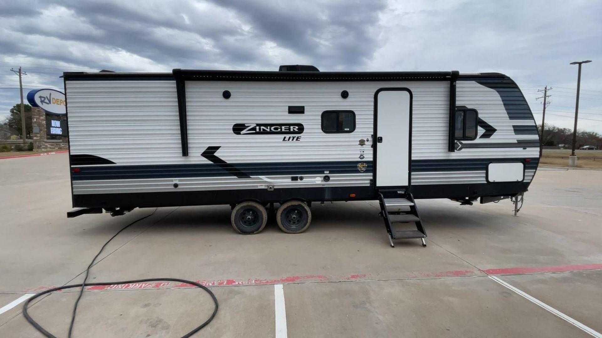 2022 KEYSTONE ZINGER 270BH (4YDTZRN2XNS) , Length: 31.92 ft. | Dry Weight: 6,132 lbs. | Slides: 1 transmission, located at 4319 N Main St, Cleburne, TX, 76033, (817) 678-5133, 32.385960, -97.391212 - The 2022 Keystone Zinger 270BH is a versatile and family-friendly travel trailer that offers a comfortable and spacious interior. As you enter the travel trailer, you will find yourself in the main living area, which features a large slide-out. This slide-out houses a booth dinette and a sofa. The b - Photo#2