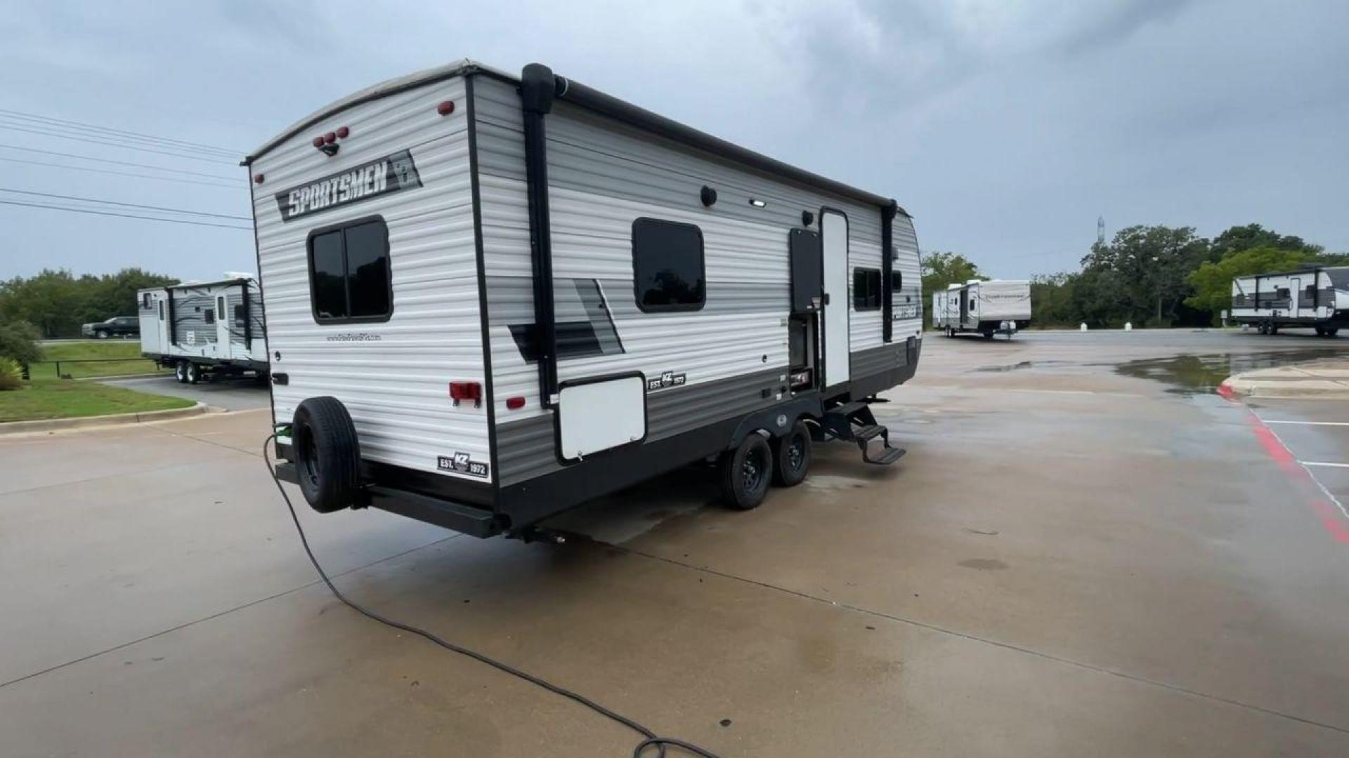 2022 KZRV SPORTSMEN 231FKKSE (4EZTU242XN5) , Length: 27.42 ft. | Dry Weight: 5,150 lbs. | Gross Weight: 7,000 lbs. | Slides: 1 transmission, located at 4319 N Main St, Cleburne, TX, 76033, (817) 678-5133, 32.385960, -97.391212 - The 2022 KZRV Sportsmen 231FKKSE is a stylish and compact travel trailer designed to deliver comfort, convenience, and practicality. It measures 27.42 ft, providing a balance between spaciousness and maneuverability. Its durable aluminum siding gives the trailer a rugged look and protection against - Photo#1