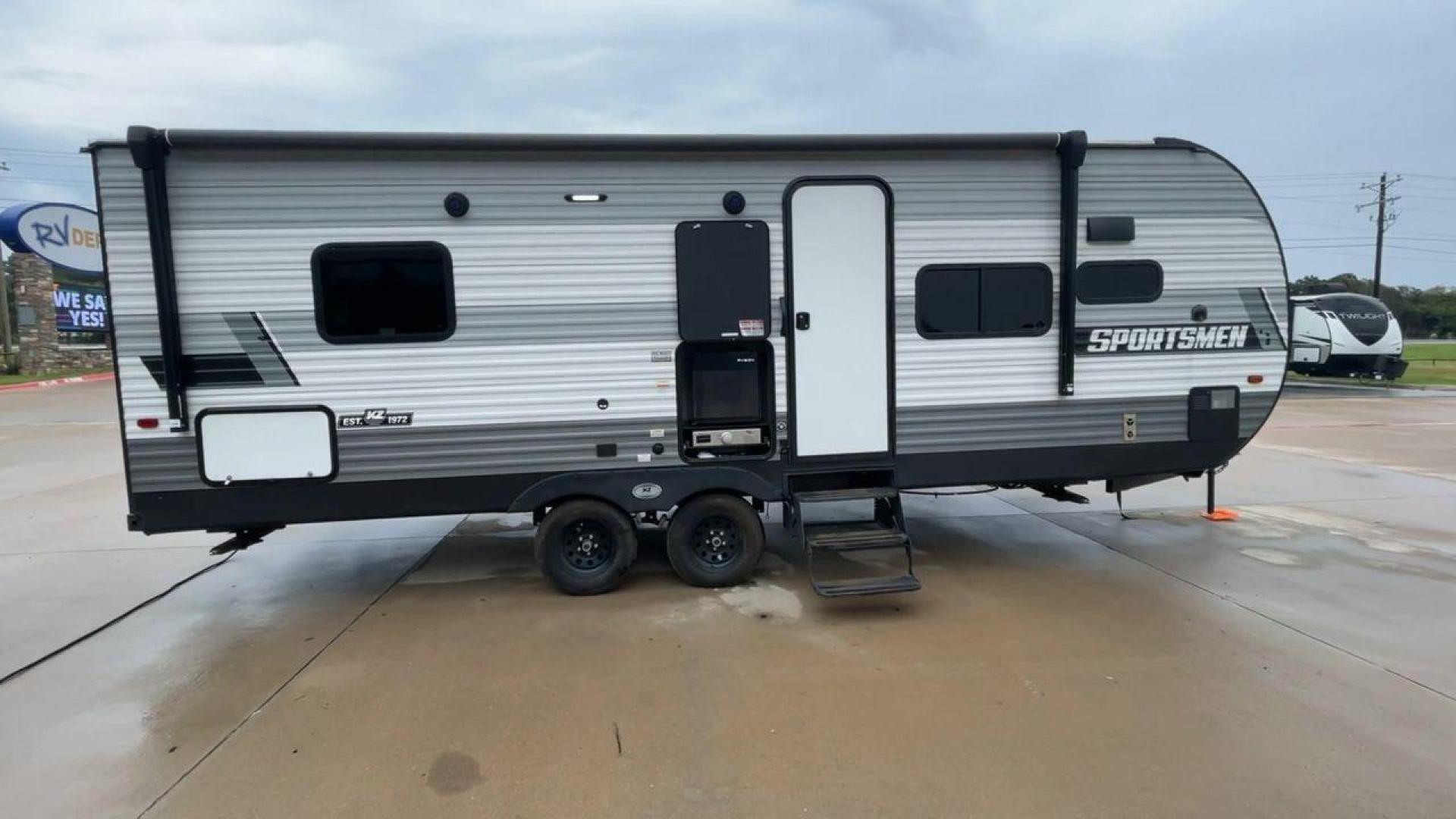 2022 KZRV SPORTSMEN 231FKKSE (4EZTU242XN5) , Length: 27.42 ft. | Dry Weight: 5,150 lbs. | Gross Weight: 7,000 lbs. | Slides: 1 transmission, located at 4319 N Main St, Cleburne, TX, 76033, (817) 678-5133, 32.385960, -97.391212 - The 2022 KZRV Sportsmen 231FKKSE is a stylish and compact travel trailer designed to deliver comfort, convenience, and practicality. It measures 27.42 ft, providing a balance between spaciousness and maneuverability. Its durable aluminum siding gives the trailer a rugged look and protection against - Photo#2