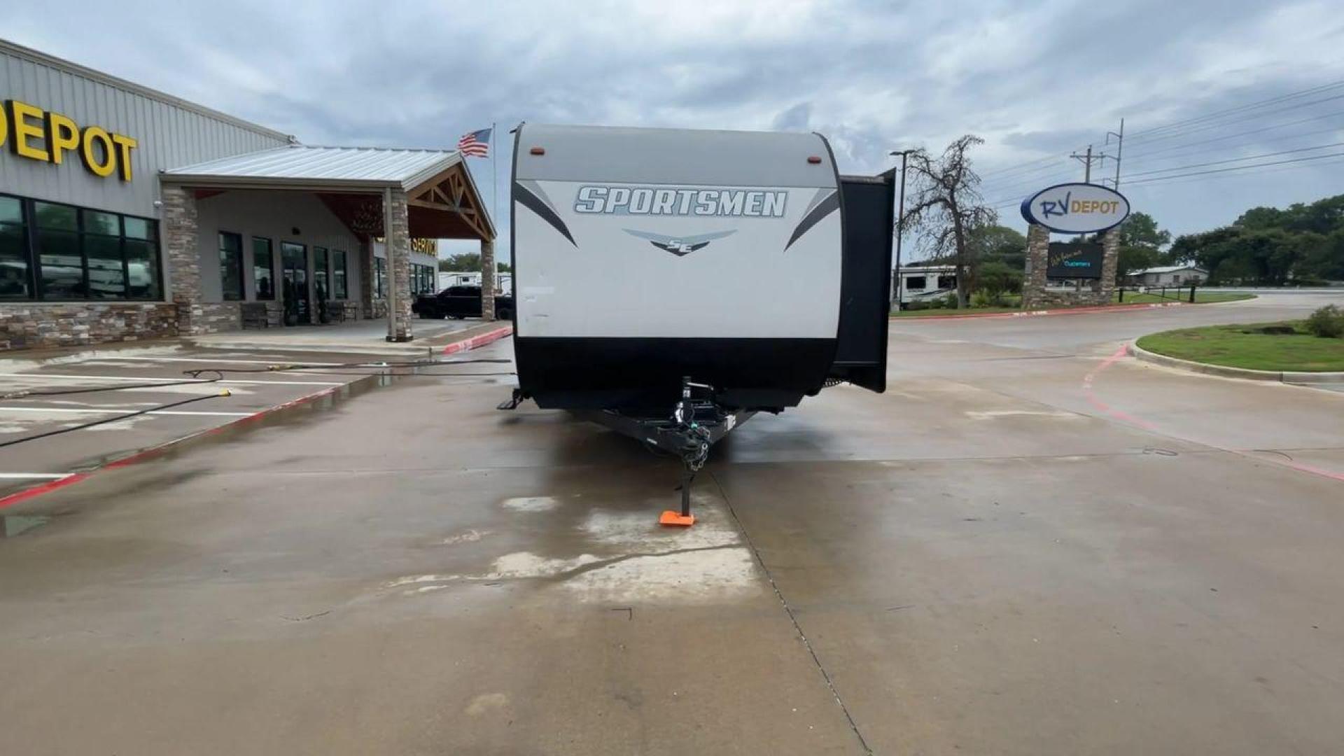 2022 KZRV SPORTSMEN 231FKKSE (4EZTU242XN5) , Length: 27.42 ft. | Dry Weight: 5,150 lbs. | Gross Weight: 7,000 lbs. | Slides: 1 transmission, located at 4319 N Main St, Cleburne, TX, 76033, (817) 678-5133, 32.385960, -97.391212 - The 2022 KZRV Sportsmen 231FKKSE is a stylish and compact travel trailer designed to deliver comfort, convenience, and practicality. It measures 27.42 ft, providing a balance between spaciousness and maneuverability. Its durable aluminum siding gives the trailer a rugged look and protection against - Photo#4