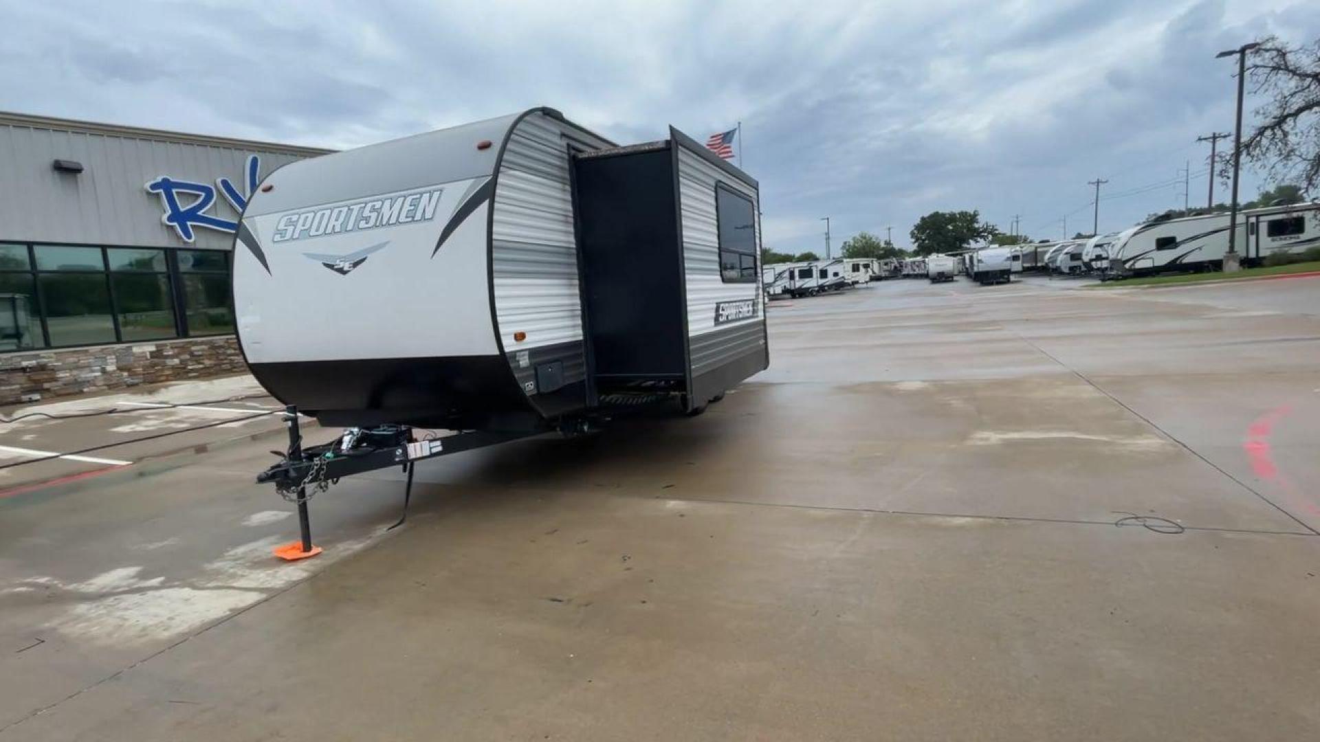 2022 KZRV SPORTSMEN 231FKKSE (4EZTU242XN5) , Length: 27.42 ft. | Dry Weight: 5,150 lbs. | Gross Weight: 7,000 lbs. | Slides: 1 transmission, located at 4319 N Main St, Cleburne, TX, 76033, (817) 678-5133, 32.385960, -97.391212 - The 2022 KZRV Sportsmen 231FKKSE is a stylish and compact travel trailer designed to deliver comfort, convenience, and practicality. It measures 27.42 ft, providing a balance between spaciousness and maneuverability. Its durable aluminum siding gives the trailer a rugged look and protection against - Photo#5