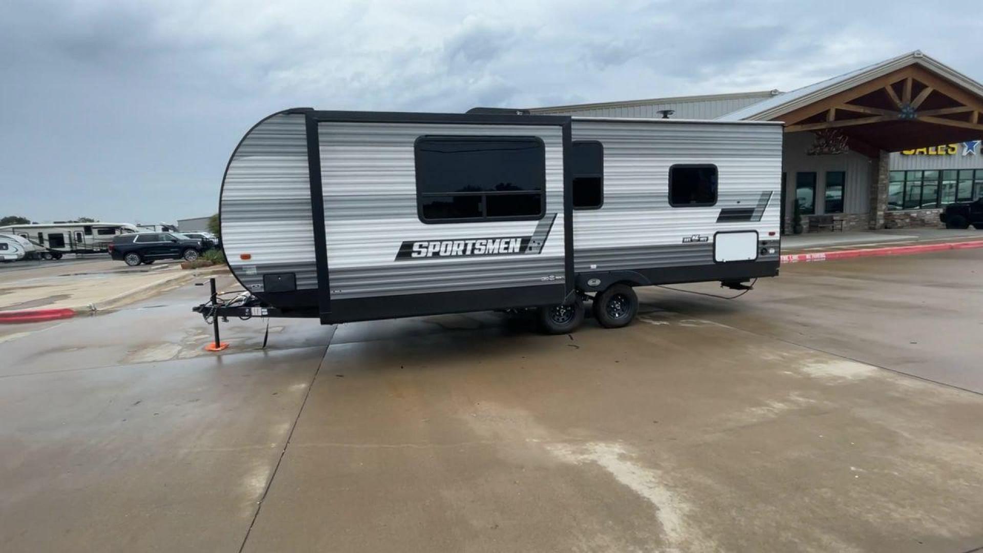 2022 KZRV SPORTSMEN 231FKKSE (4EZTU242XN5) , Length: 27.42 ft. | Dry Weight: 5,150 lbs. | Gross Weight: 7,000 lbs. | Slides: 1 transmission, located at 4319 N Main St, Cleburne, TX, 76033, (817) 678-5133, 32.385960, -97.391212 - The 2022 KZRV Sportsmen 231FKKSE is a stylish and compact travel trailer designed to deliver comfort, convenience, and practicality. It measures 27.42 ft, providing a balance between spaciousness and maneuverability. Its durable aluminum siding gives the trailer a rugged look and protection against - Photo#6