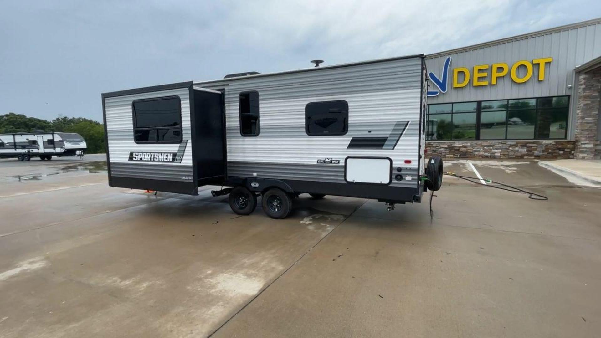 2022 KZRV SPORTSMEN 231FKKSE (4EZTU242XN5) , Length: 27.42 ft. | Dry Weight: 5,150 lbs. | Gross Weight: 7,000 lbs. | Slides: 1 transmission, located at 4319 N Main St, Cleburne, TX, 76033, (817) 678-5133, 32.385960, -97.391212 - The 2022 KZRV Sportsmen 231FKKSE is a stylish and compact travel trailer designed to deliver comfort, convenience, and practicality. It measures 27.42 ft, providing a balance between spaciousness and maneuverability. Its durable aluminum siding gives the trailer a rugged look and protection against - Photo#7