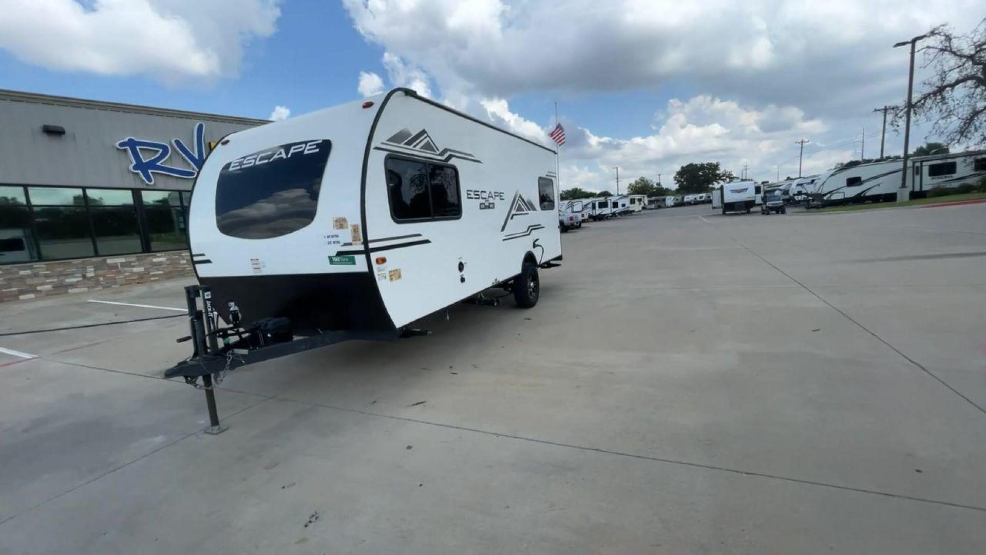 2022 KZ ESCAPE E18 HATCH (4EZTA1812N4) , located at 4319 N Main St, Cleburne, TX, 76033, (817) 678-5133, 32.385960, -97.391212 - Photo#5