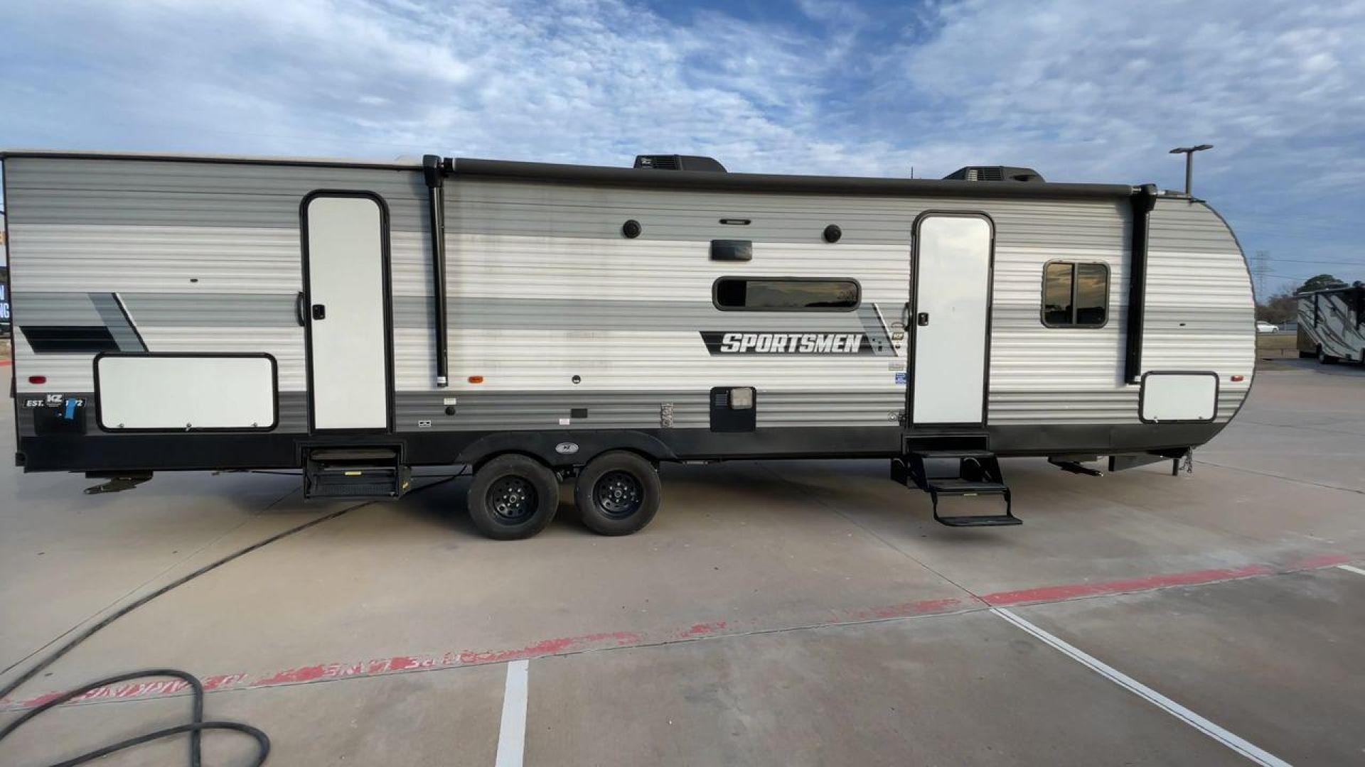 2022 KZ SPORTSMEN 312BHKSE (4EZTU322XN5) , Length: 35.75 ft. | Dry Weight: 6,900 lbs.| Gross Weight: 8,800 lbs. | Slides: 2 transmission, located at 4319 N Main St, Cleburne, TX, 76033, (817) 678-5133, 32.385960, -97.391212 - Photo#2