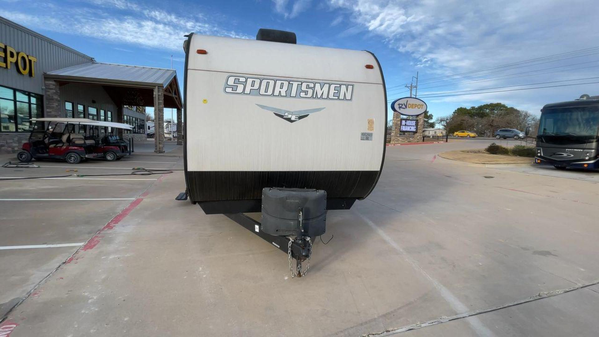 2022 KZ SPORTSMEN 312BHKSE (4EZTU322XN5) , Length: 35.75 ft. | Dry Weight: 6,900 lbs.| Gross Weight: 8,800 lbs. | Slides: 2 transmission, located at 4319 N Main St, Cleburne, TX, 76033, (817) 678-5133, 32.385960, -97.391212 - Photo#4