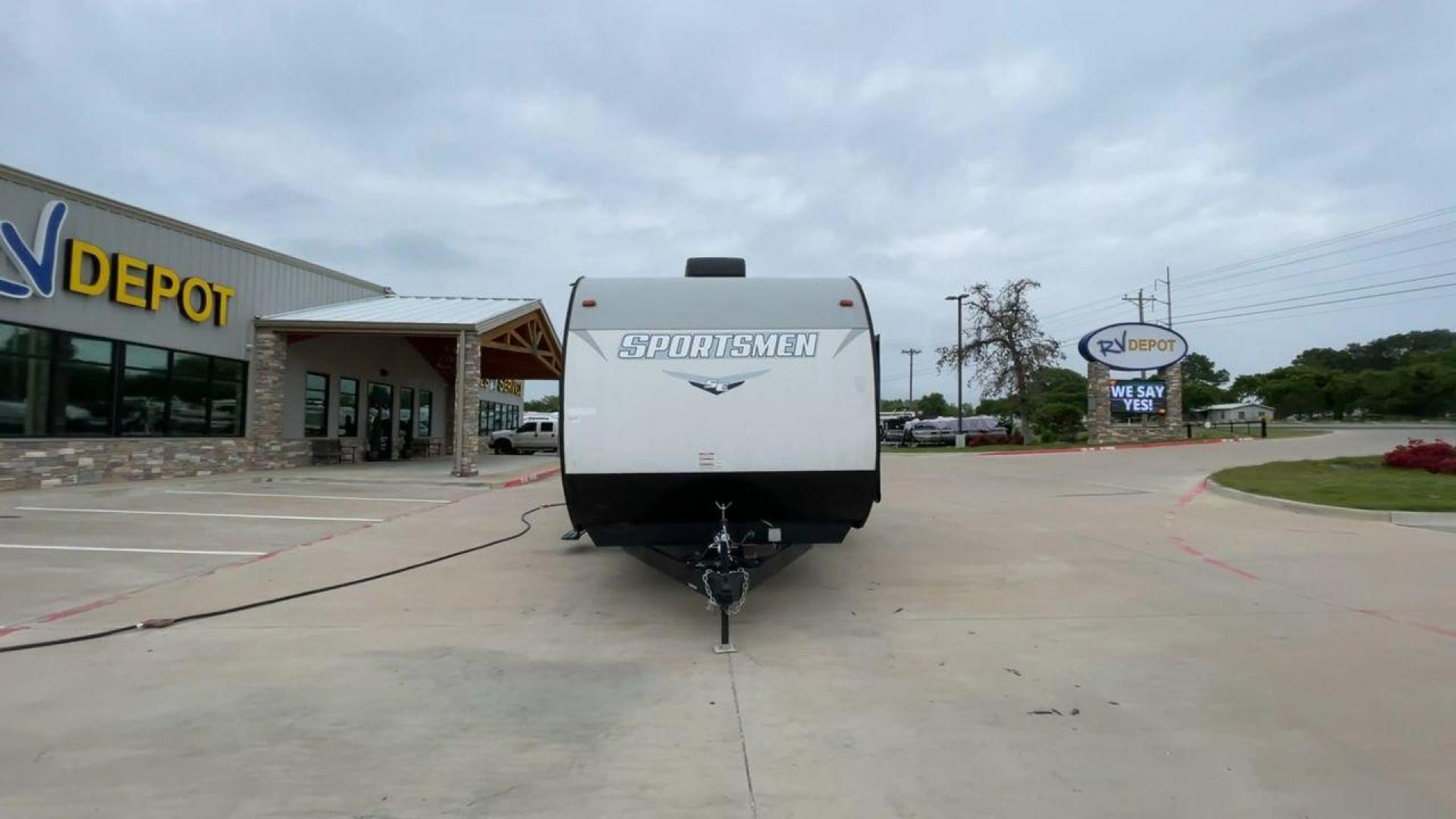 2022 KZ SPORTSMEN 332BHKSE (4EZTU3423N5) , Length: 37.25 ft. | Dry Weight: 7,130 lbs | Gross Weight: 8,800 lbs | Slides: 2 transmission, located at 4319 N Main St, Cleburne, TX, 76033, (817) 678-5133, 32.385960, -97.391212 - Enjoy this family-friendly RVing ever with the 2022 KZ Sportsmen 332BHKSE. With a length of 37.25 feet and a dry weight of 7,130 pounds, this amazing travel trailer is the best choice for adventurers who want both room and comfort. This RV's bunkhouse plan, which includes a rear bunkhouse great for - Photo#4