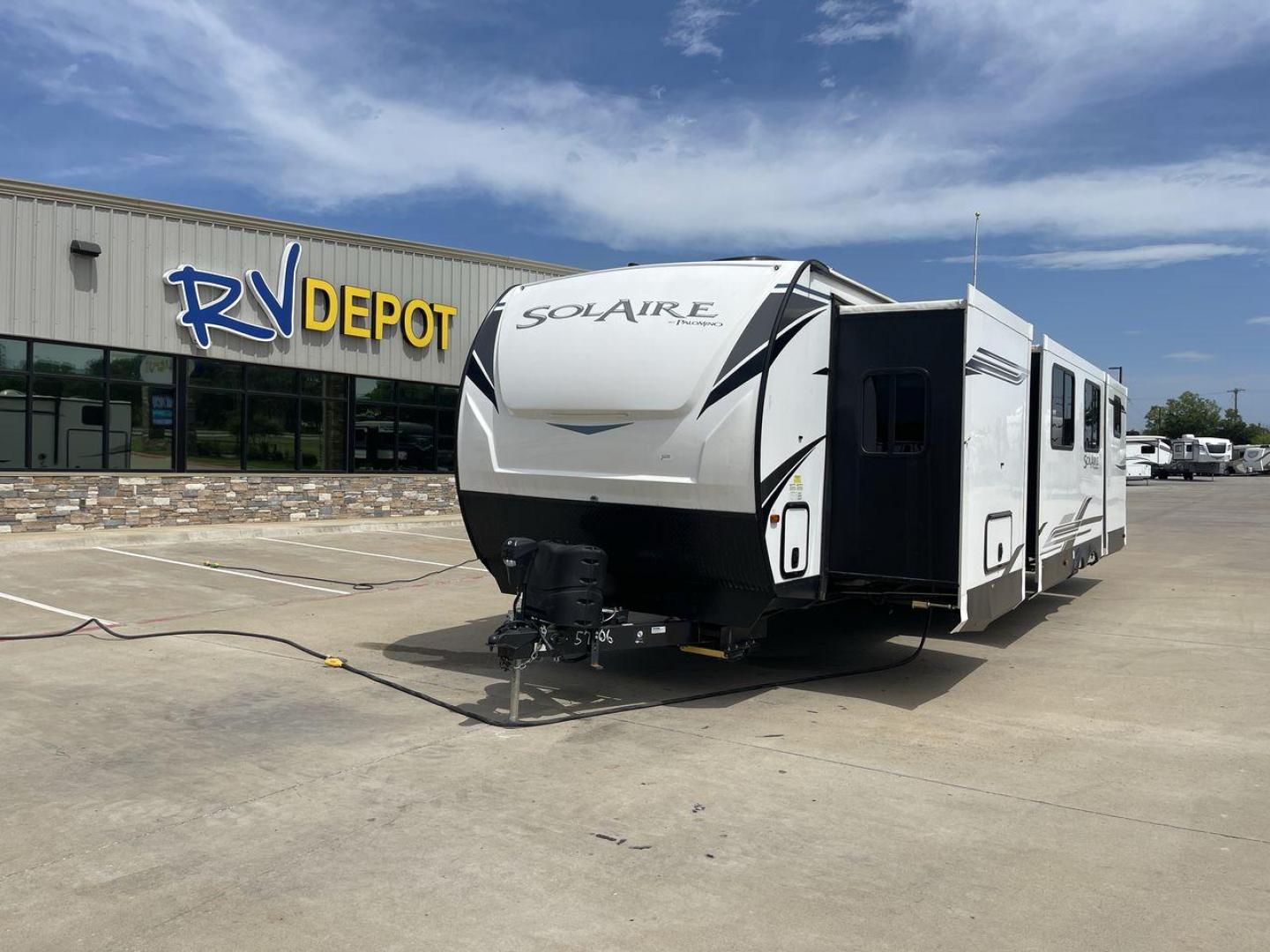 2022 PALOMINO SOLAIRE 320TSBH (4X4TPAH22NN) , located at 4319 N Main St, Cleburne, TX, 76033, (817) 678-5133, 32.385960, -97.391212 - Photo#0