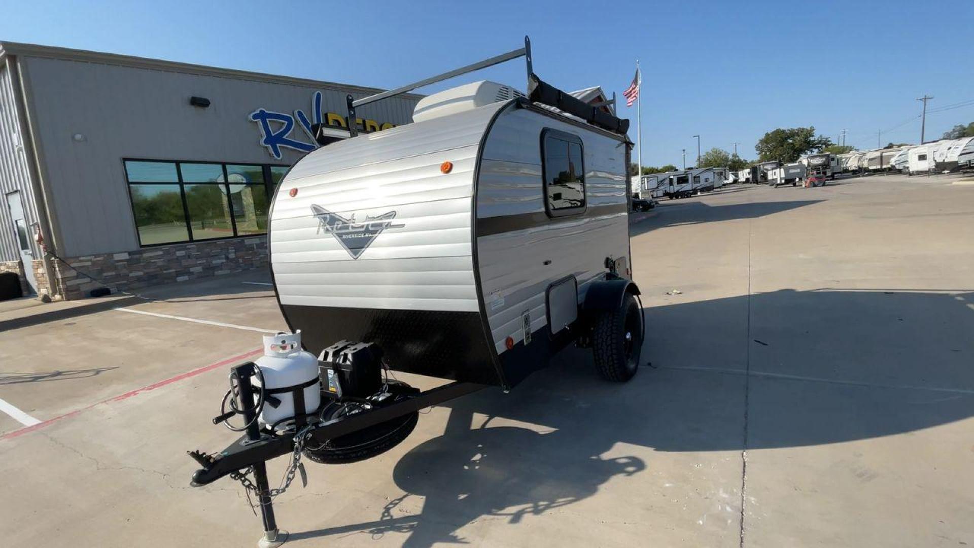 2022 RIVERSIDE RETRO 511 (59CCC1211NL) , Length: 12.67 ft. | Dry Weight: 1,540 lbs. transmission, located at 4319 N Main St, Cleburne, TX, 76033, (817) 678-5133, 32.385960, -97.391212 - The 2022 Riverside Retro 511 is a charming, compact travel trailer that captures the essence of vintage camping with modern amenities. Measuring just 12.67 feet in length and weighing a lightweight 1,540 pounds, this teardrop-shaped trailer is easily towable by a wide range of vehicles. This makes i - Photo#5