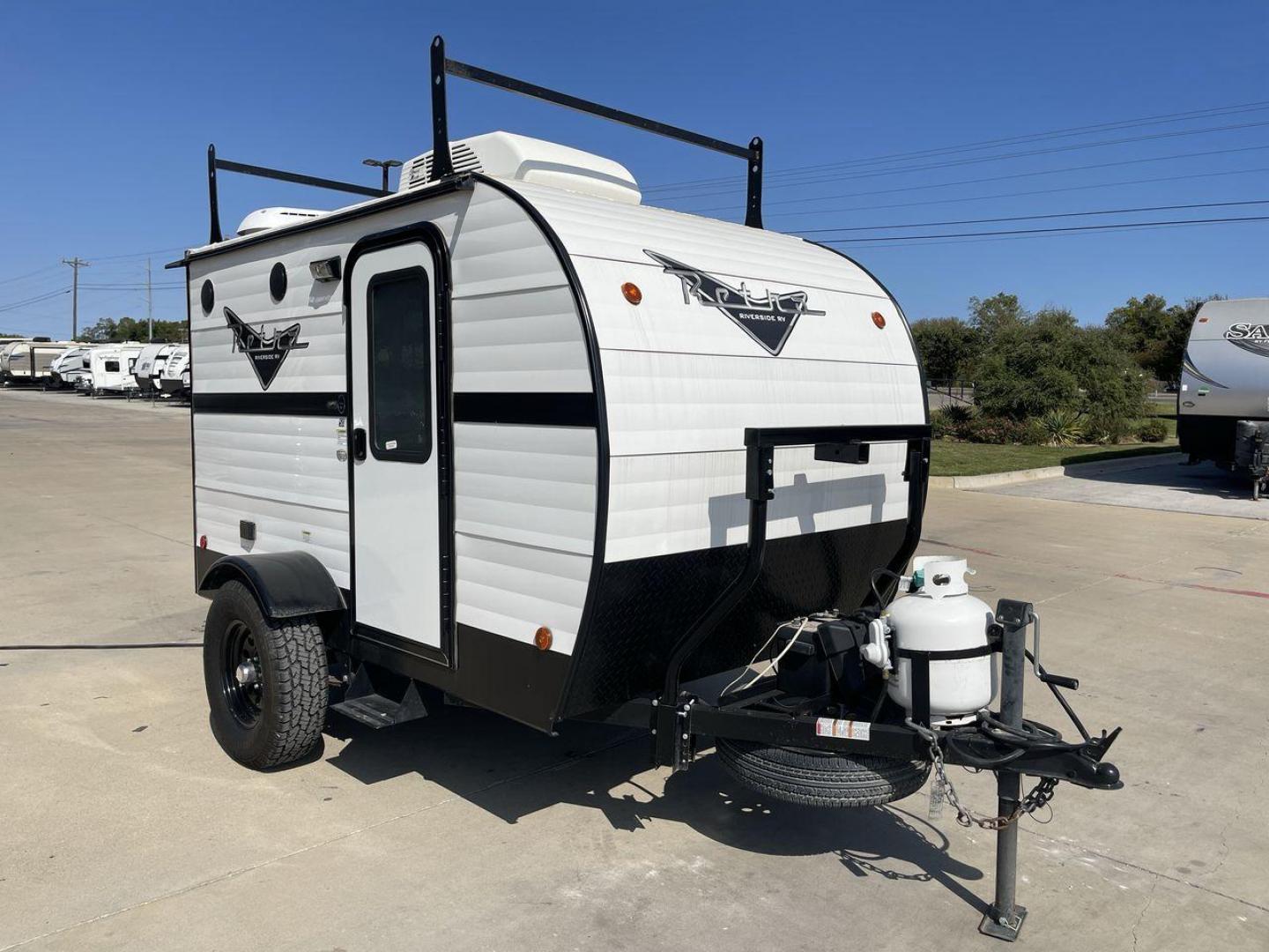 2022 RIVERSIDE RETRO 511 (59CCC1213NL) , Length: 12.67 ft. | Dry Weight: 1,540 lbs. transmission, located at 4319 N Main St, Cleburne, TX, 76033, (817) 678-5133, 32.385960, -97.391212 - The 2022 Riverside Retro 511 is a charming, compact travel trailer that captures the essence of vintage camping with modern amenities. Measuring just 12.67 feet in length and weighing a lightweight 1,540 pounds, this teardrop-shaped trailer is easily towable by a wide range of vehicles. This makes i - Photo#22