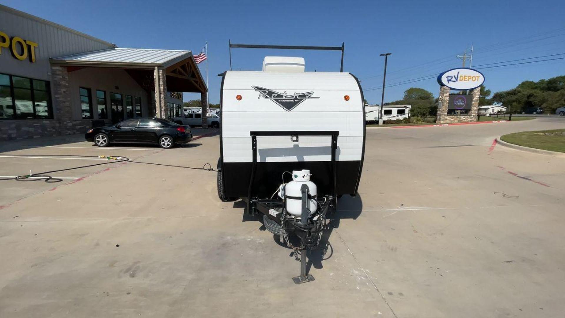 2022 RIVERSIDE RETRO 511 (59CCC1213NL) , Length: 12.67 ft. | Dry Weight: 1,540 lbs. transmission, located at 4319 N Main St, Cleburne, TX, 76033, (817) 678-5133, 32.385960, -97.391212 - The 2022 Riverside Retro 511 is a charming, compact travel trailer that captures the essence of vintage camping with modern amenities. Measuring just 12.67 feet in length and weighing a lightweight 1,540 pounds, this teardrop-shaped trailer is easily towable by a wide range of vehicles. This makes i - Photo#4